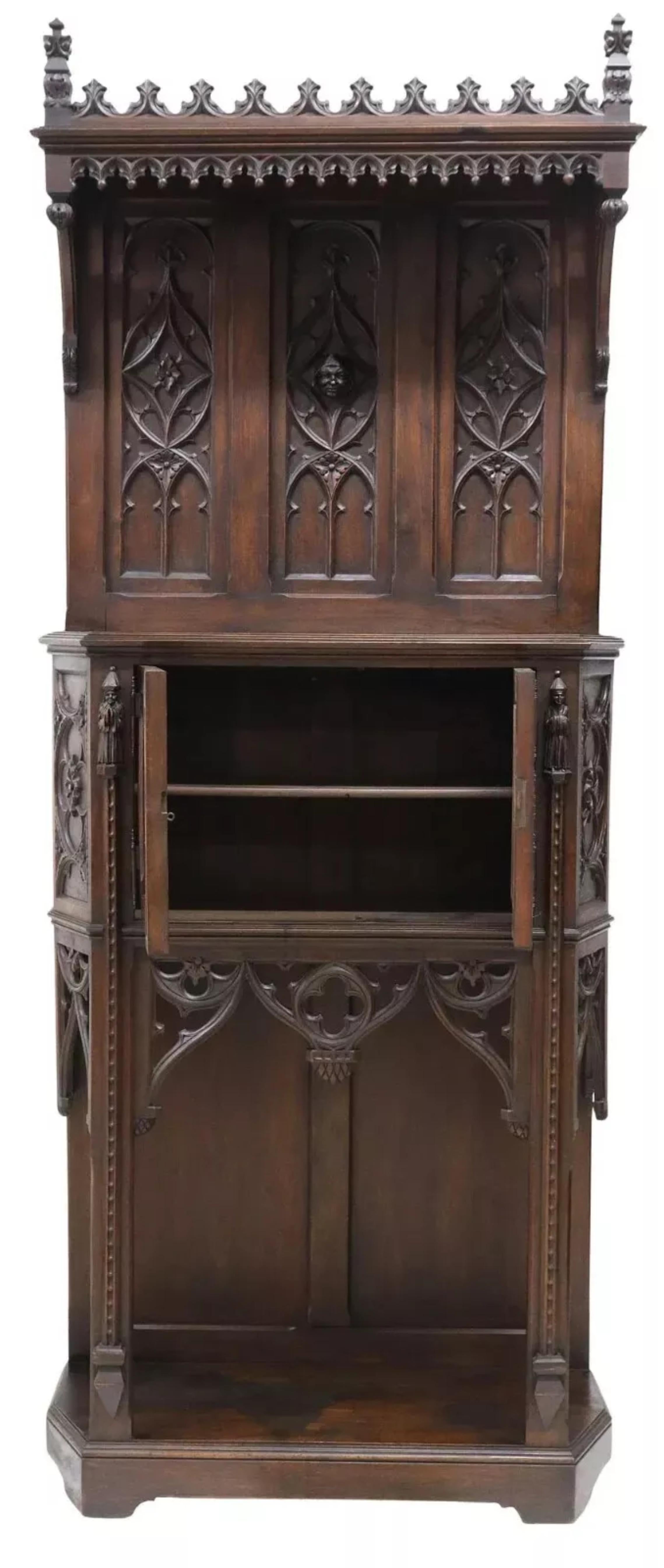 ¡¡¡1800's Antique French Gothic Revival, Roble Tallado, Crest, Credence Cupboard!!! Renacimiento gótico en venta