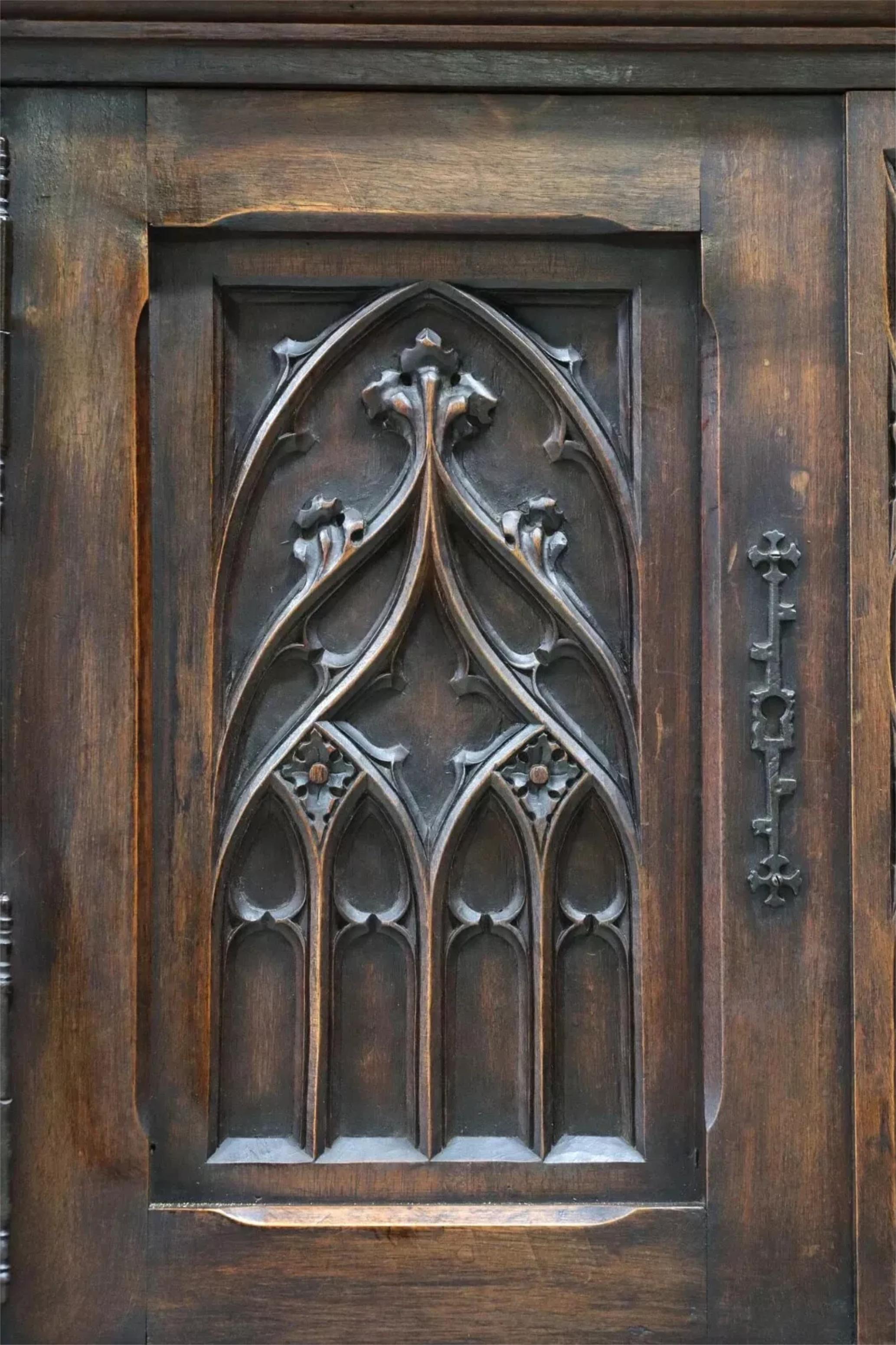 ¡¡¡1800's Antique French Gothic Revival, Roble Tallado, Crest, Credence Cupboard!!! Tallado a mano en venta