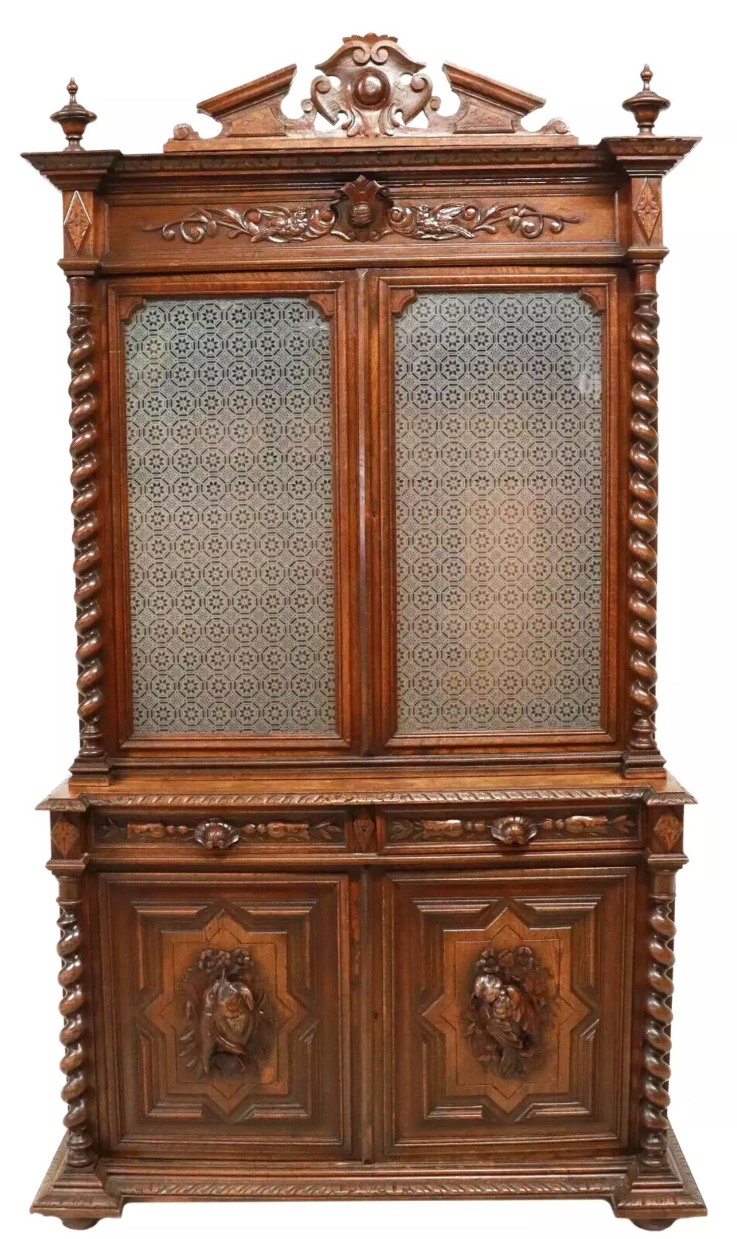 Superbe buffet ancien, style Henri II, en chêne sculpté, armoire de chasse, à l'envers, Griet-Bernoux, portes supérieures en verre gravé, 1800's, 19ème siècle !

Ce buffet ancien est un meuble étonnant qui ajoutera une touche de style Renaissance à