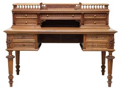 Bureau ancien en noyer sculpté de style Henri II, datant des années 1800 !