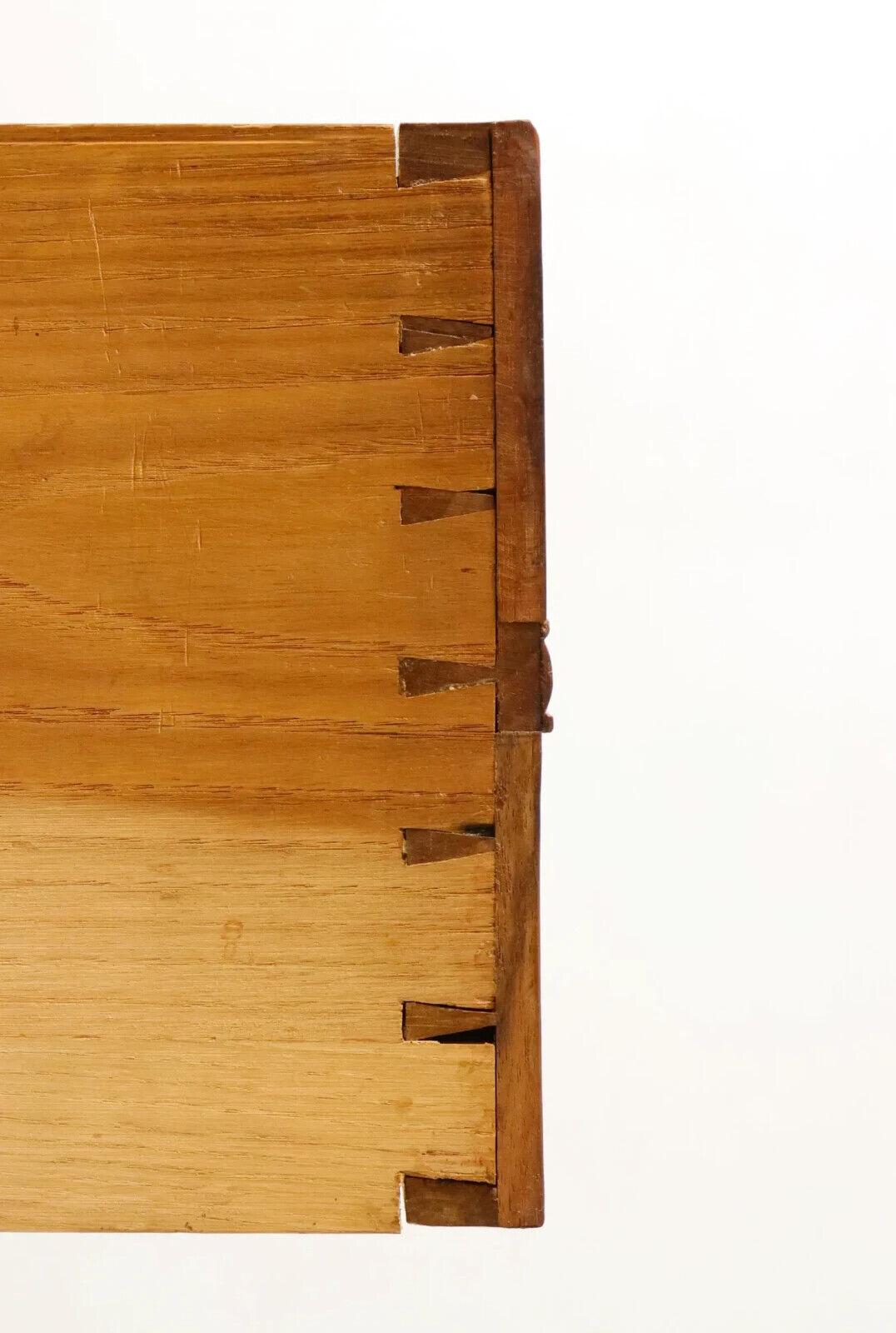 Autre Bureau ancien en noyer sculpté de style Henri II, datant des années 1800 !