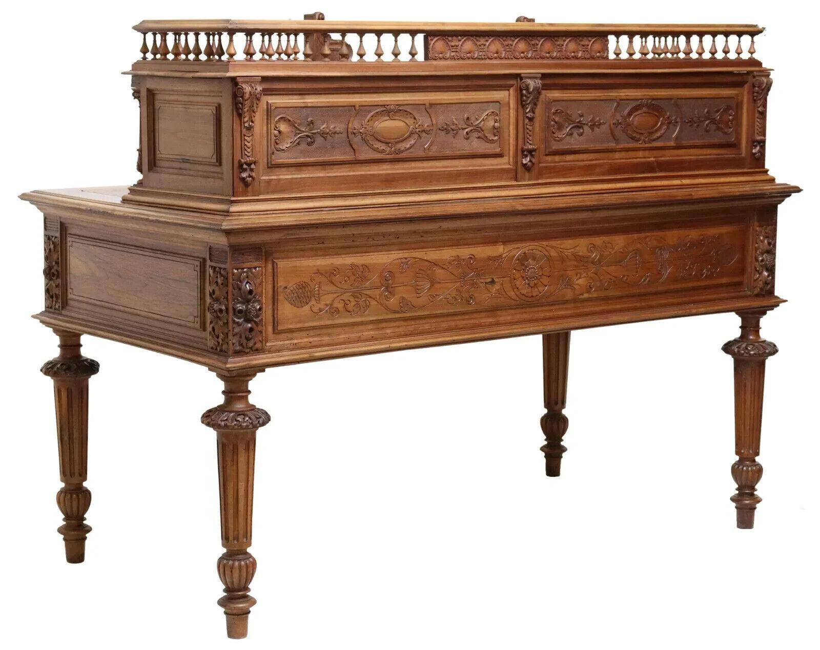 Français Bureau ancien en noyer sculpté de style Henri II, datant des années 1800 !