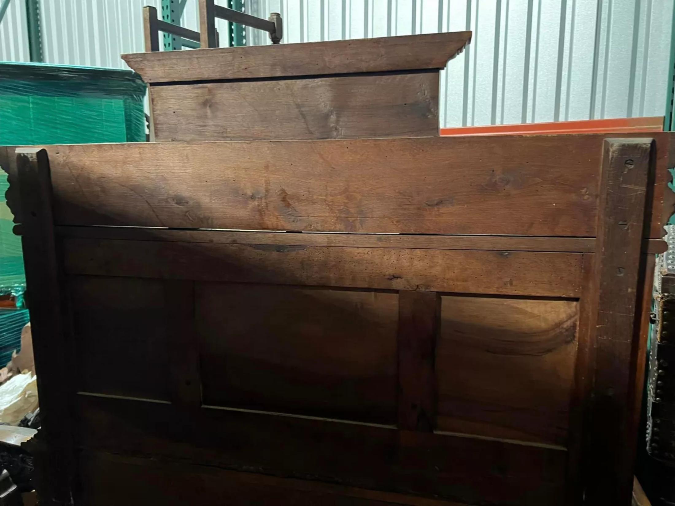 Intagliato a mano 1800's  Antique French HENRY II Style, intagliato, in noce, con piano in marmo Server!!! in vendita
