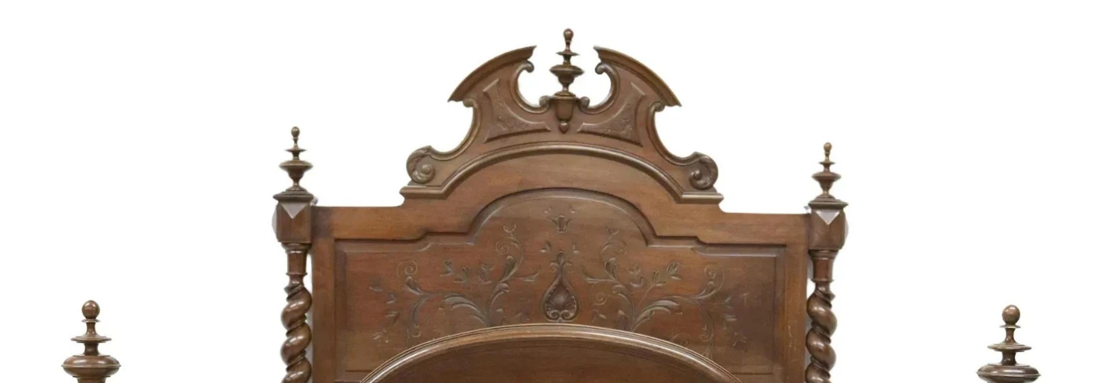 Legno Antico letto francese del 1800 in stile Luigi XIII, intagliato, in legno di noce, con cresta e terminale! in vendita