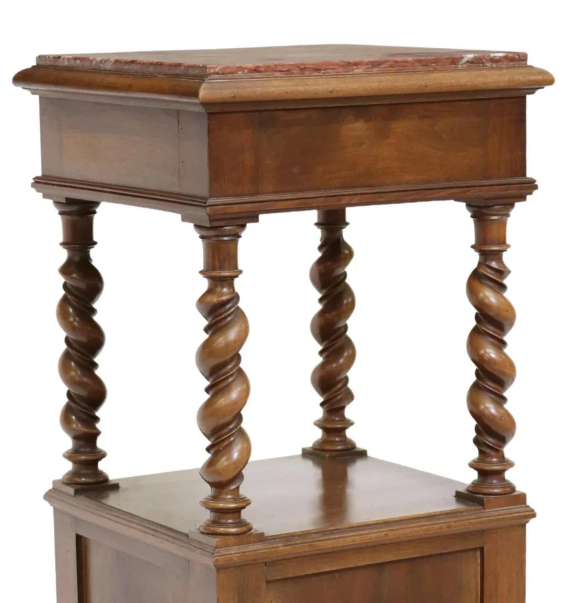 Handsome 1800's Antike Französisch Louis XIII Stil, Nussbaum, Inset Marmorplatte, NIghtstand!

Antiker Nachttisch, französischer Louis XIII-Stil, Nussbaum, eingelegte Marmorplatte, 1800, 19.

 Französischer Nachttisch aus Nussbaum im Louis