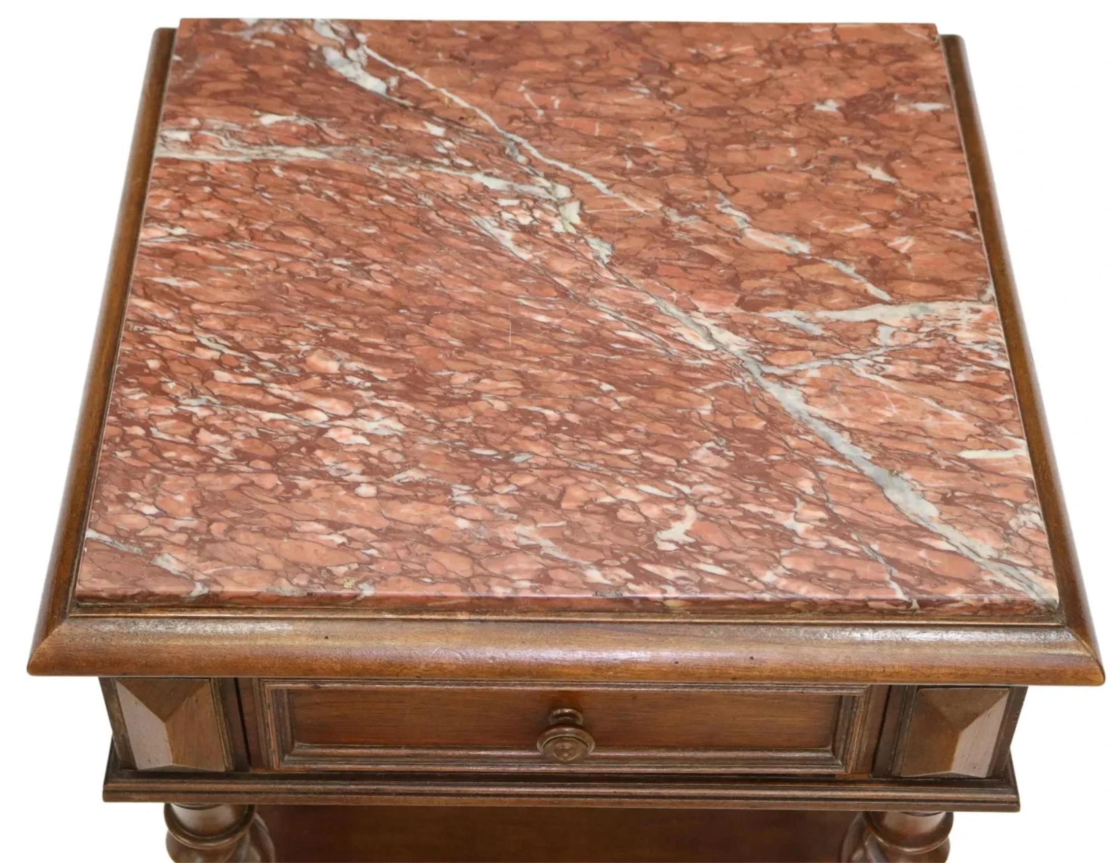 1800's Antique French Louis XIII Style, Nussbaum, Marmorplatte, Nachtkästchen im Zustand „Gut“ im Angebot in Austin, TX