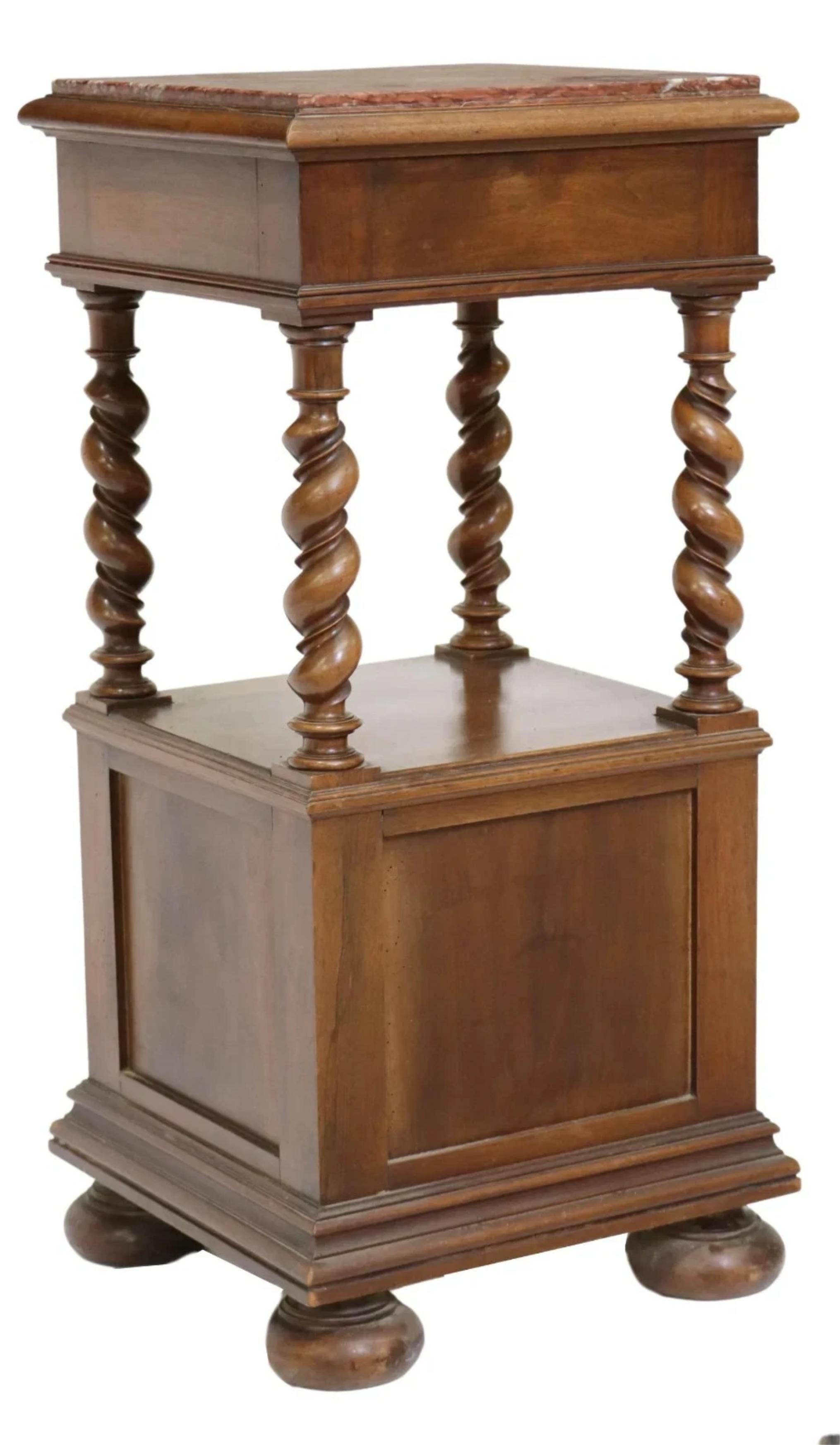 1800's Antique French Louis XIII Style, Nussbaum, Marmorplatte, Nachtkästchen im Angebot 1