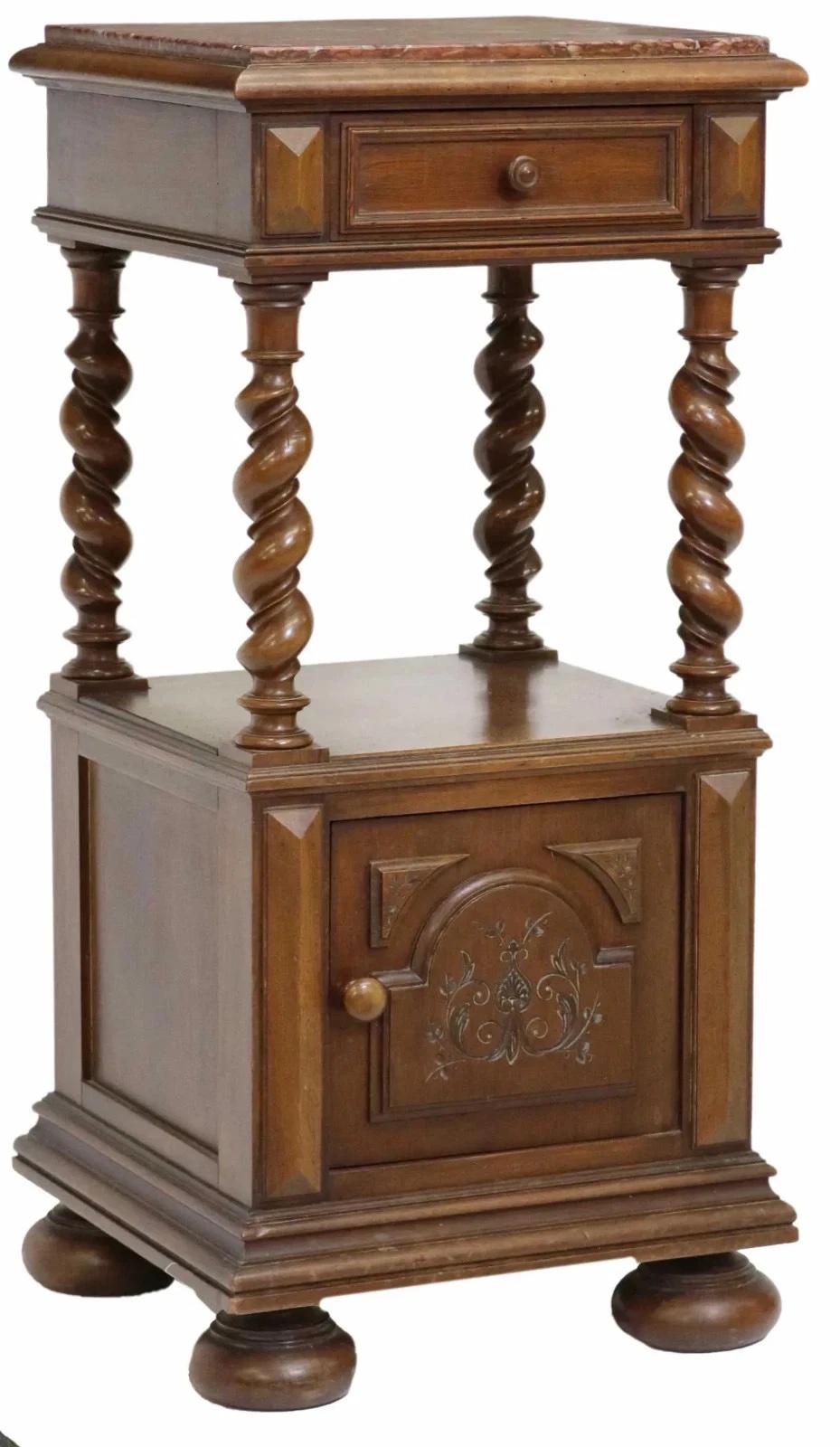 1800's Antique French Louis XIII Style, Nussbaum, Marmorplatte, Nachtkästchen im Angebot 2
