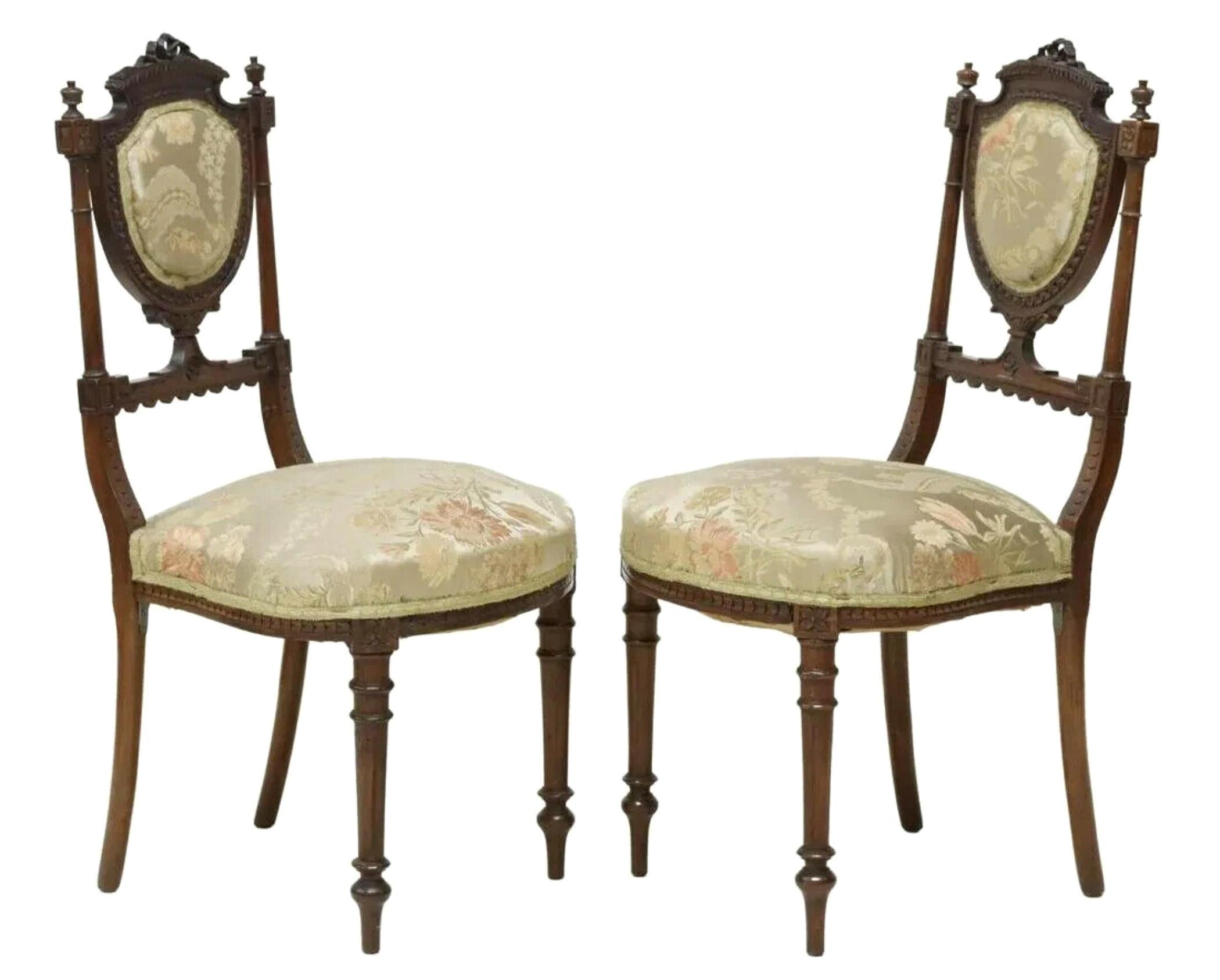 Charmant objet ancien de style Louis XVI, sculpté, datant de 1800,  Chaises d'appoint tapissées, ensemble de 6 !

Superbes chaises anciennes, d'appoint, de style Louis XVI, sculptées, lot de 6, florales, 1800's, 19ème siècle !  Les chaises sont