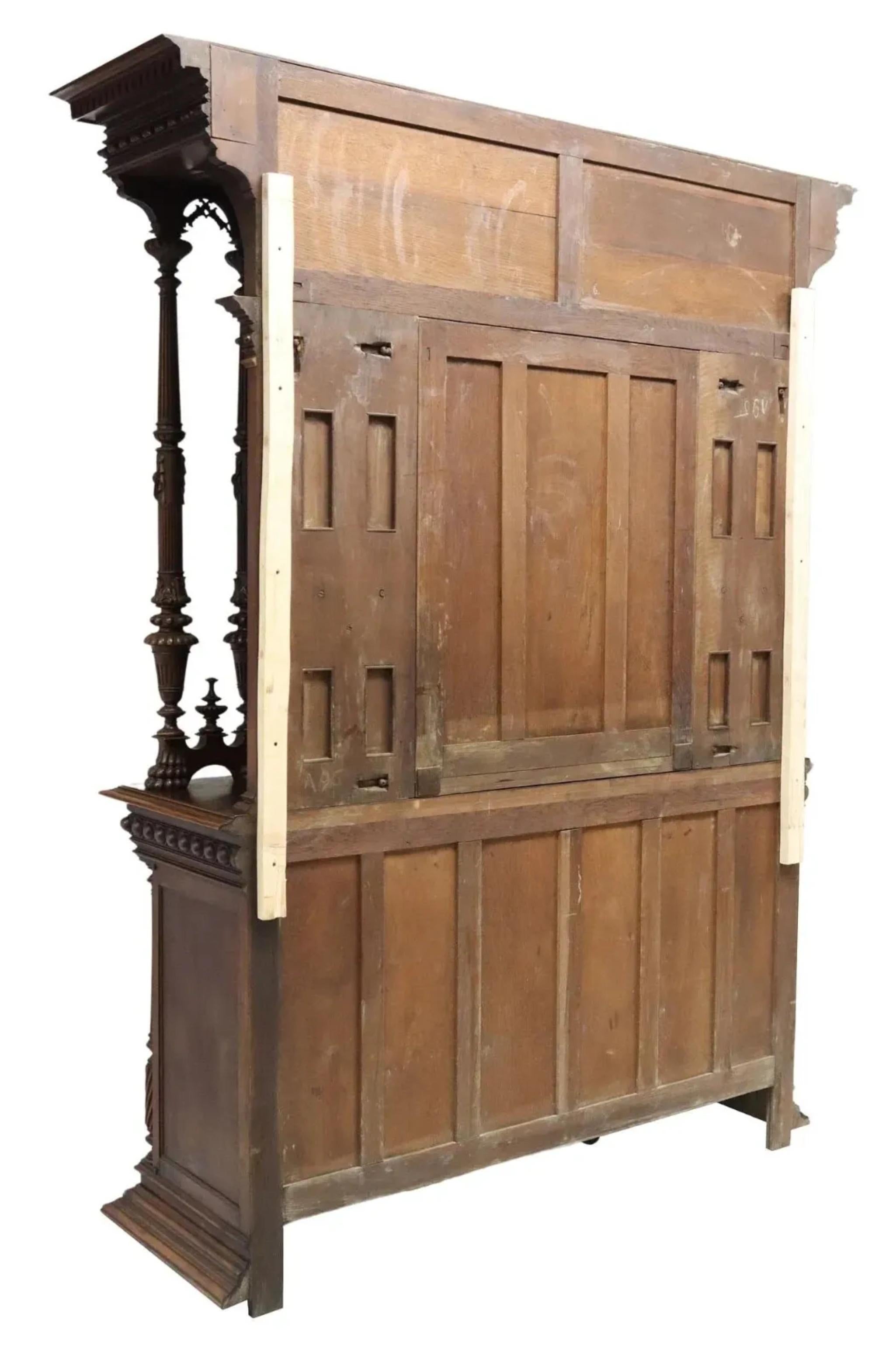 Antique French Renaissance Revival del XIX secolo,  Credenza in noce intagliata! in vendita 4