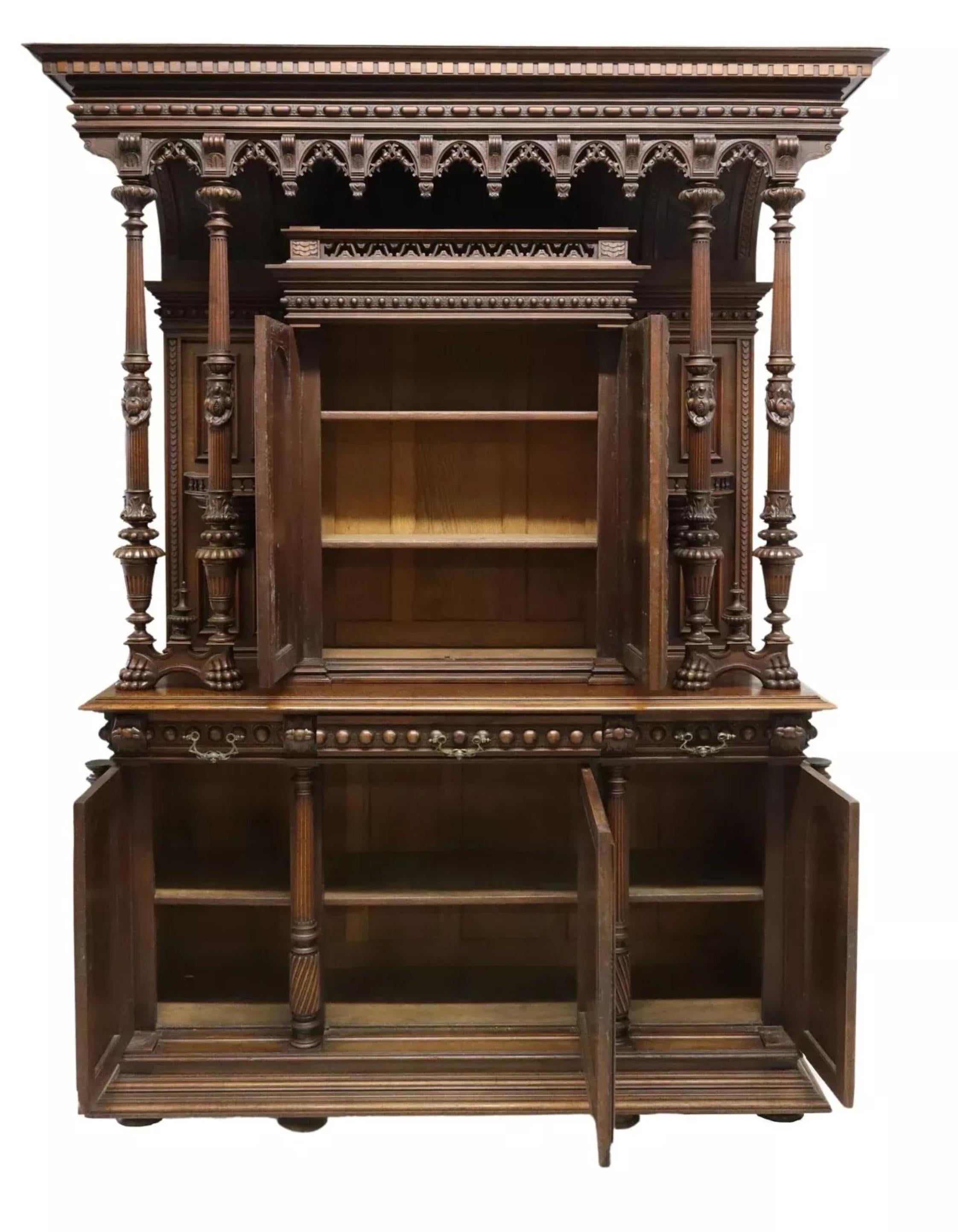 Neorinascimentale Antique French Renaissance Revival del XIX secolo,  Credenza in noce intagliata! in vendita