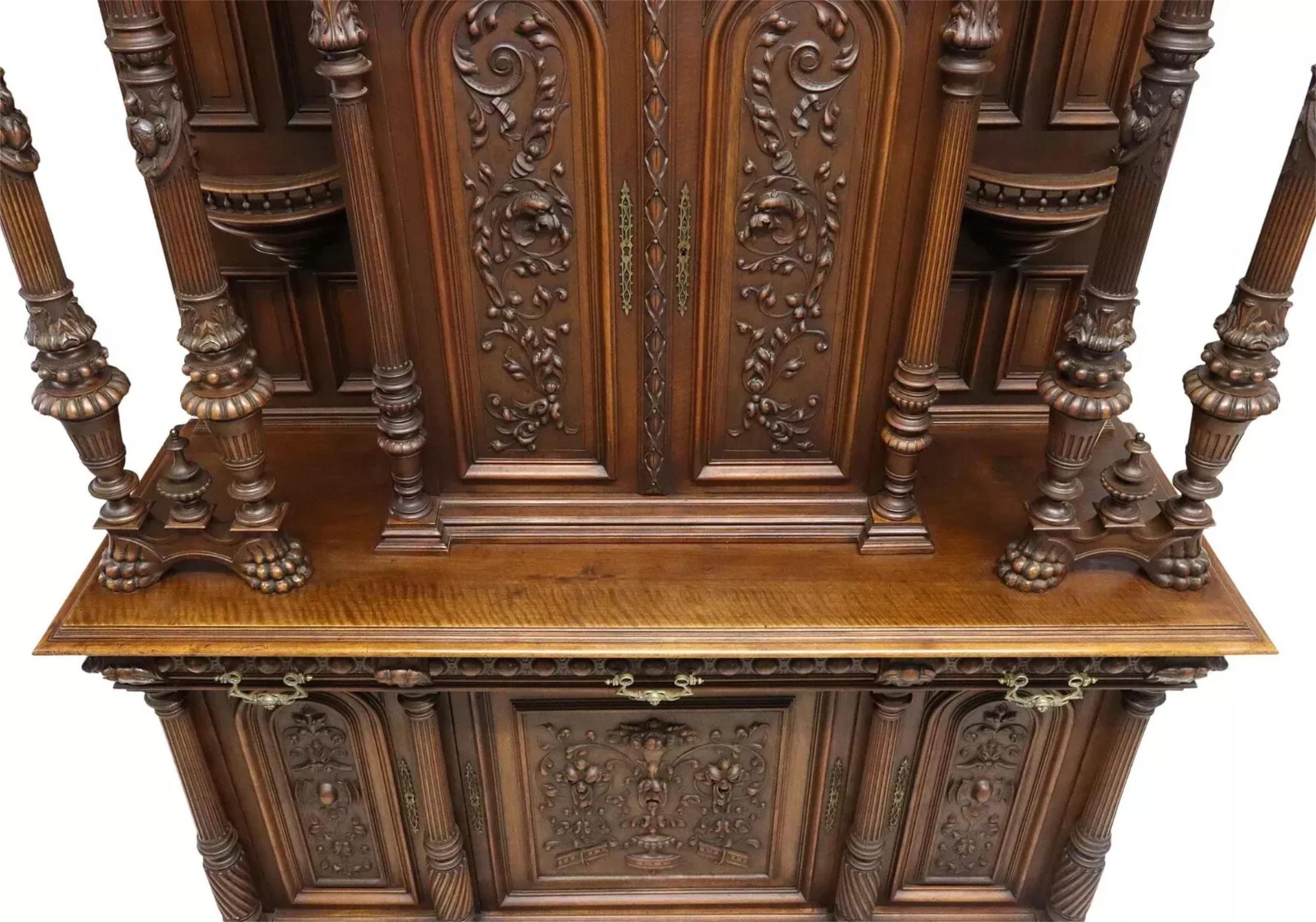 Francese Antique French Renaissance Revival del XIX secolo,  Credenza in noce intagliata! in vendita