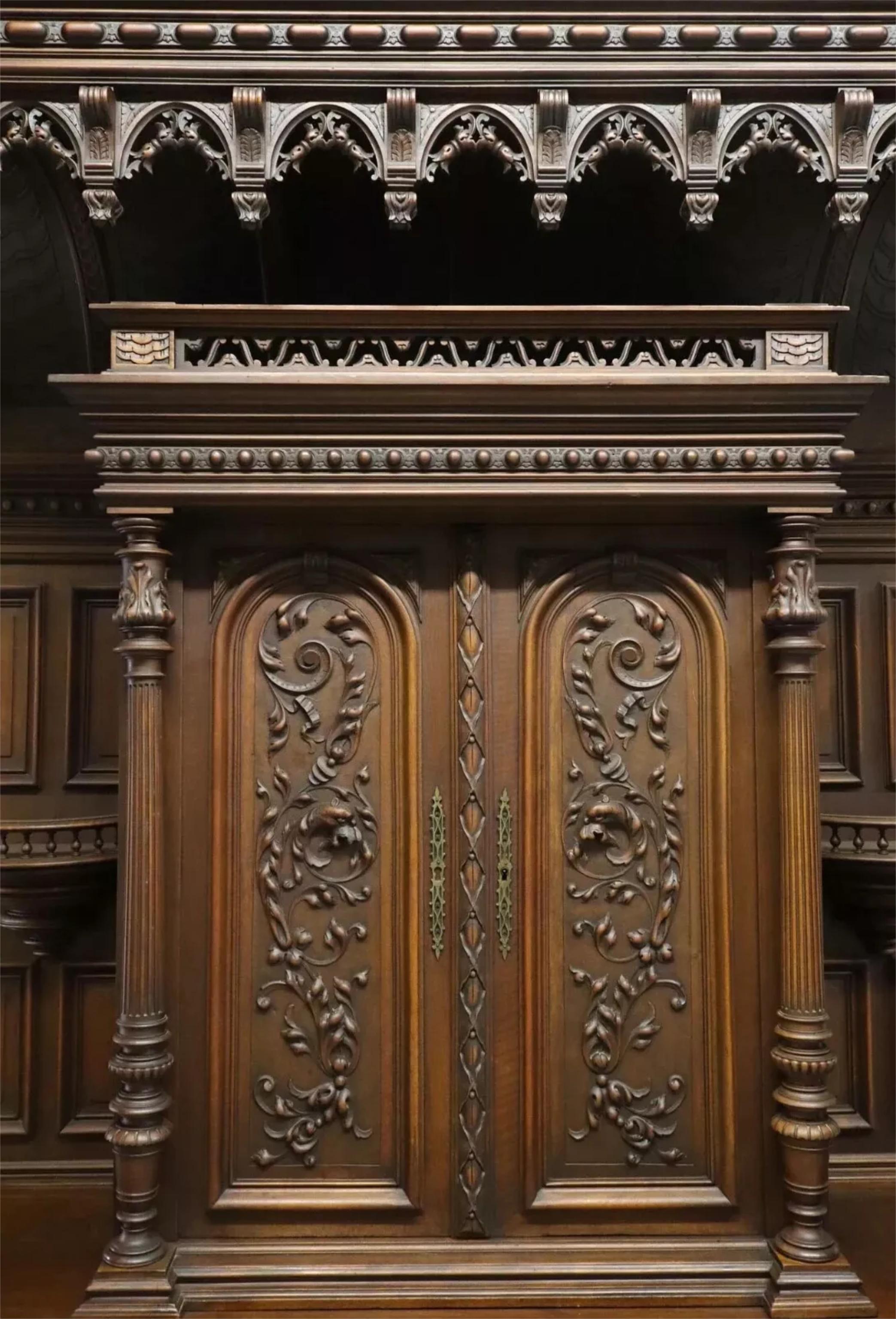 Legno Antique French Renaissance Revival del XIX secolo,  Credenza in noce intagliata! in vendita