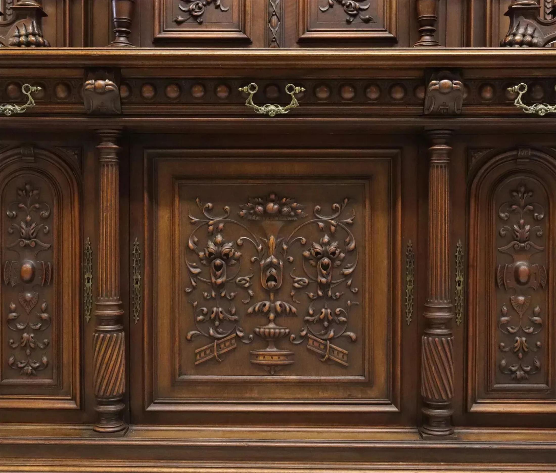Antique French Renaissance Revival del XIX secolo,  Credenza in noce intagliata! in vendita 1