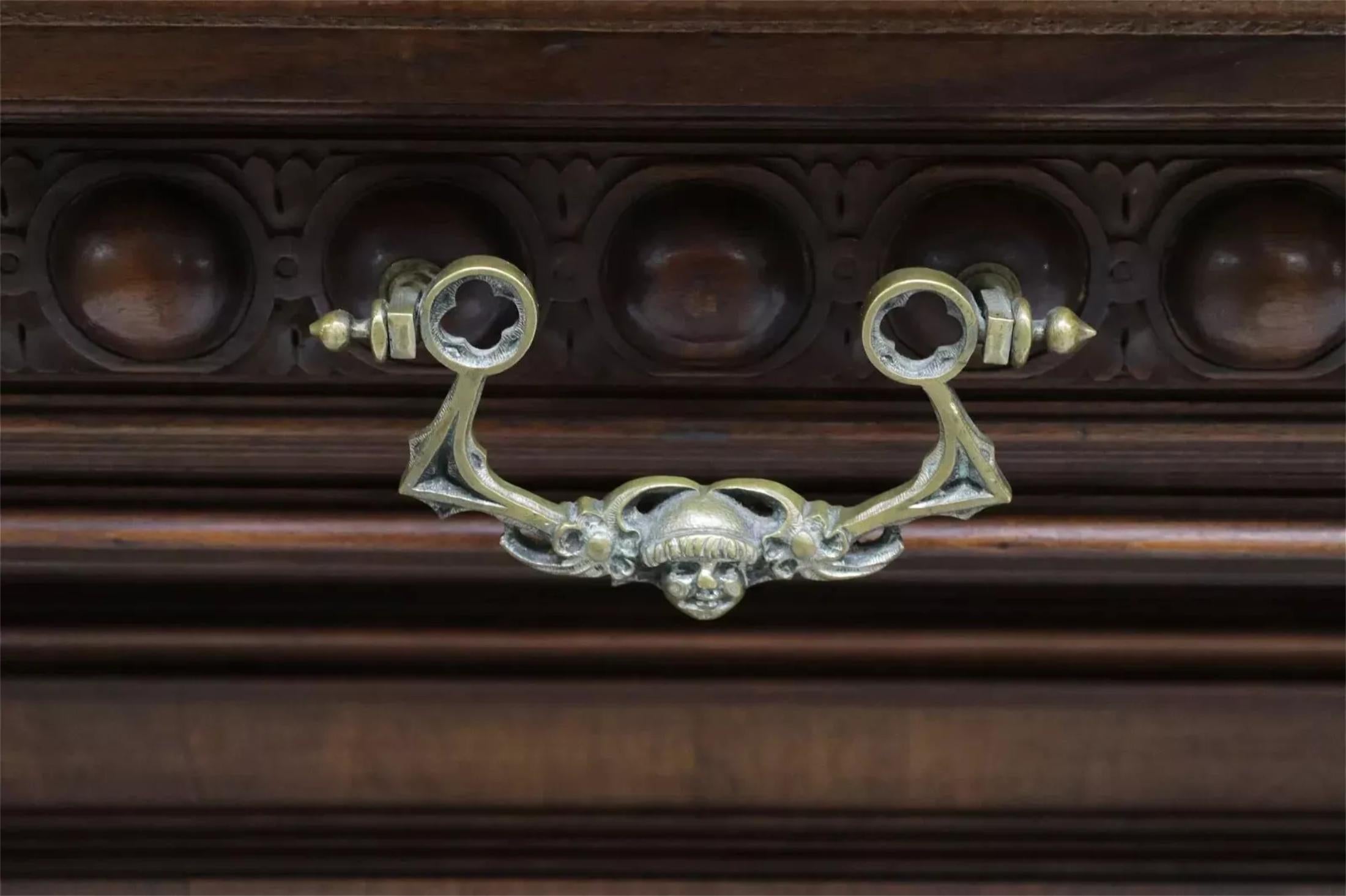 Antique French Renaissance Revival del XIX secolo,  Credenza in noce intagliata! in vendita 2