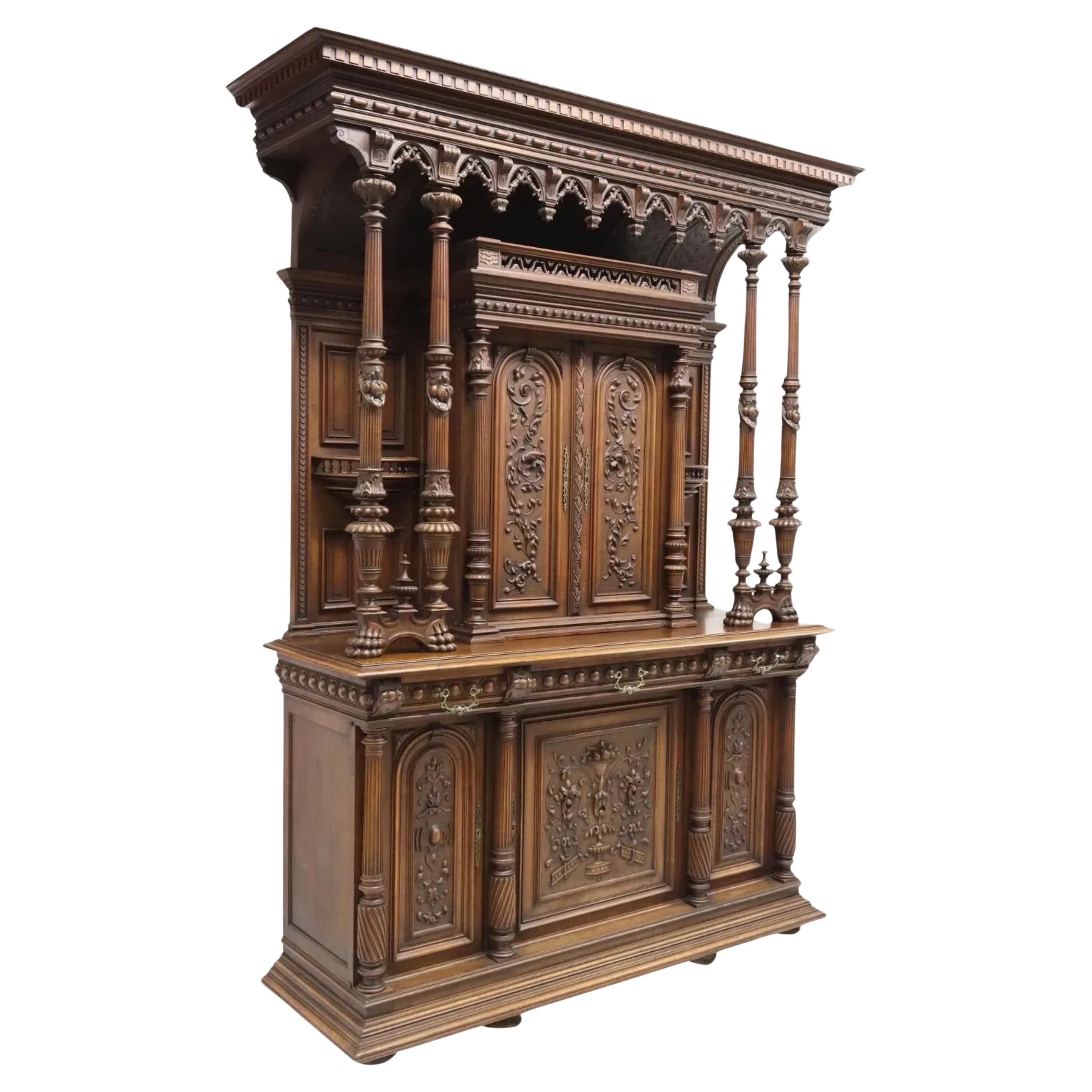 19ème siècle Antique French Renaissance Revival,  Buffet en noyer sculpté !