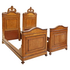 Antico letto italiano del 1800 in acero Birdseye, Crest, con pannelli, set di due!
