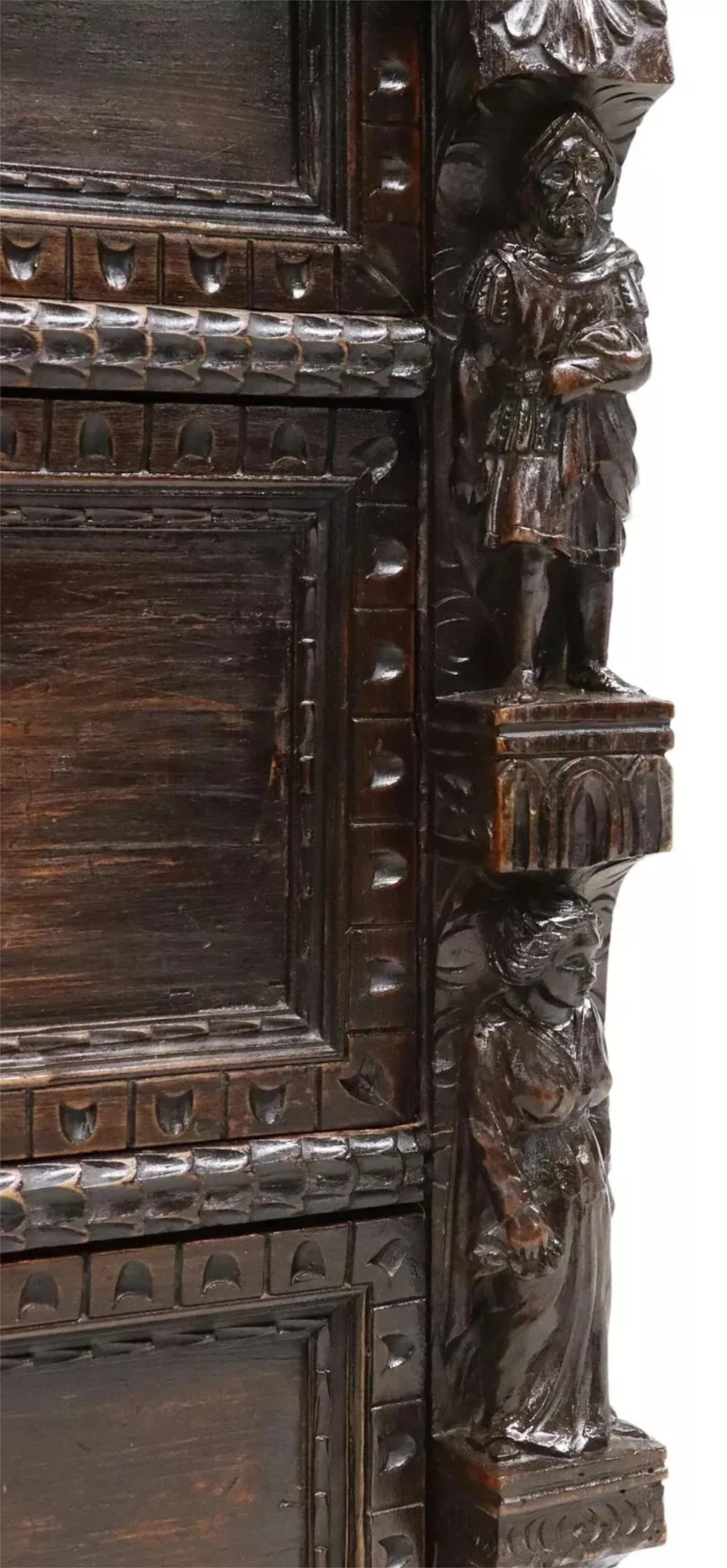 1800's Antiguo Renacimiento Italiano, Figural, Cómoda Tallada en Bueno estado para la venta en Austin, TX