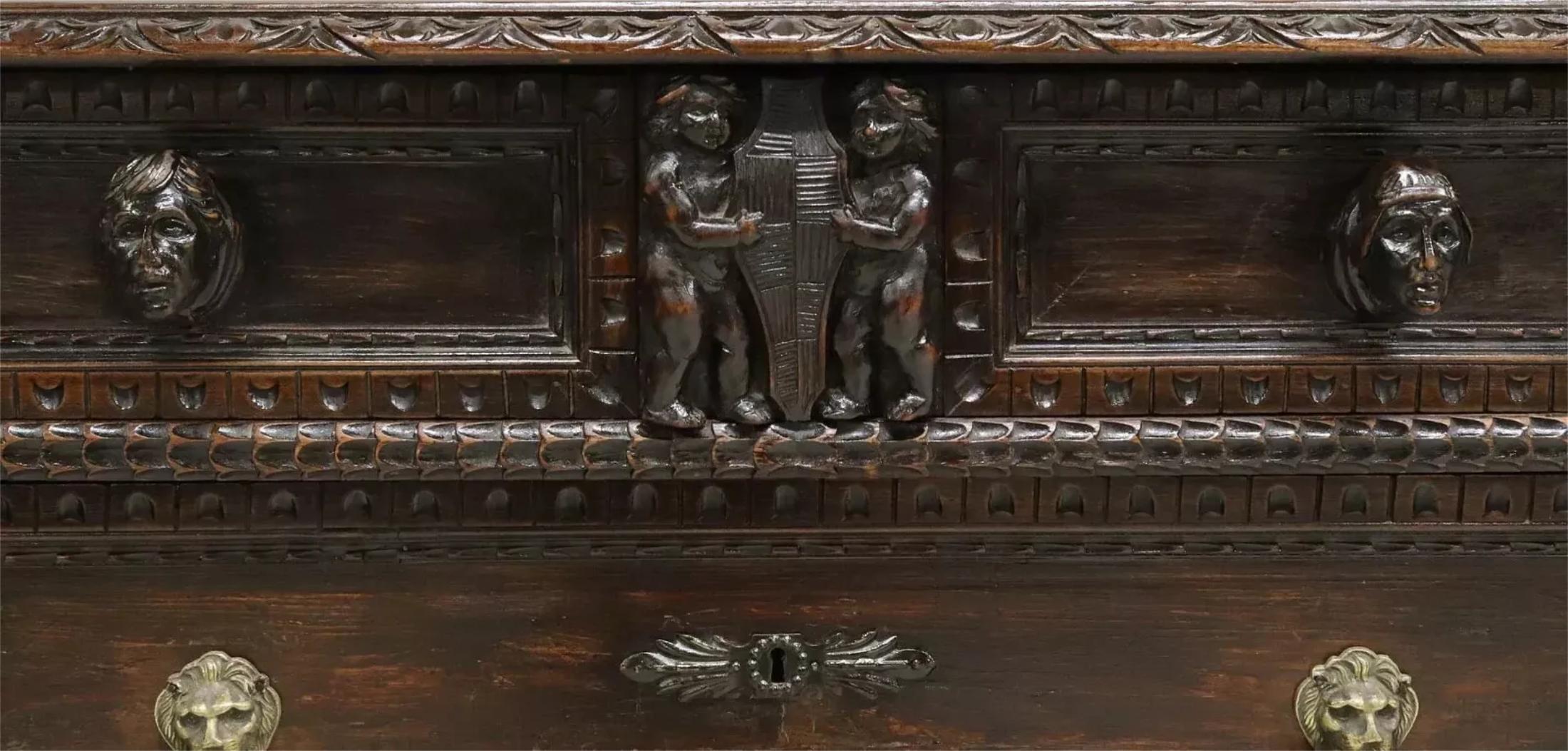 1800's Antiguo Renacimiento Italiano, Figural, Cómoda Tallada siglo XIX en venta