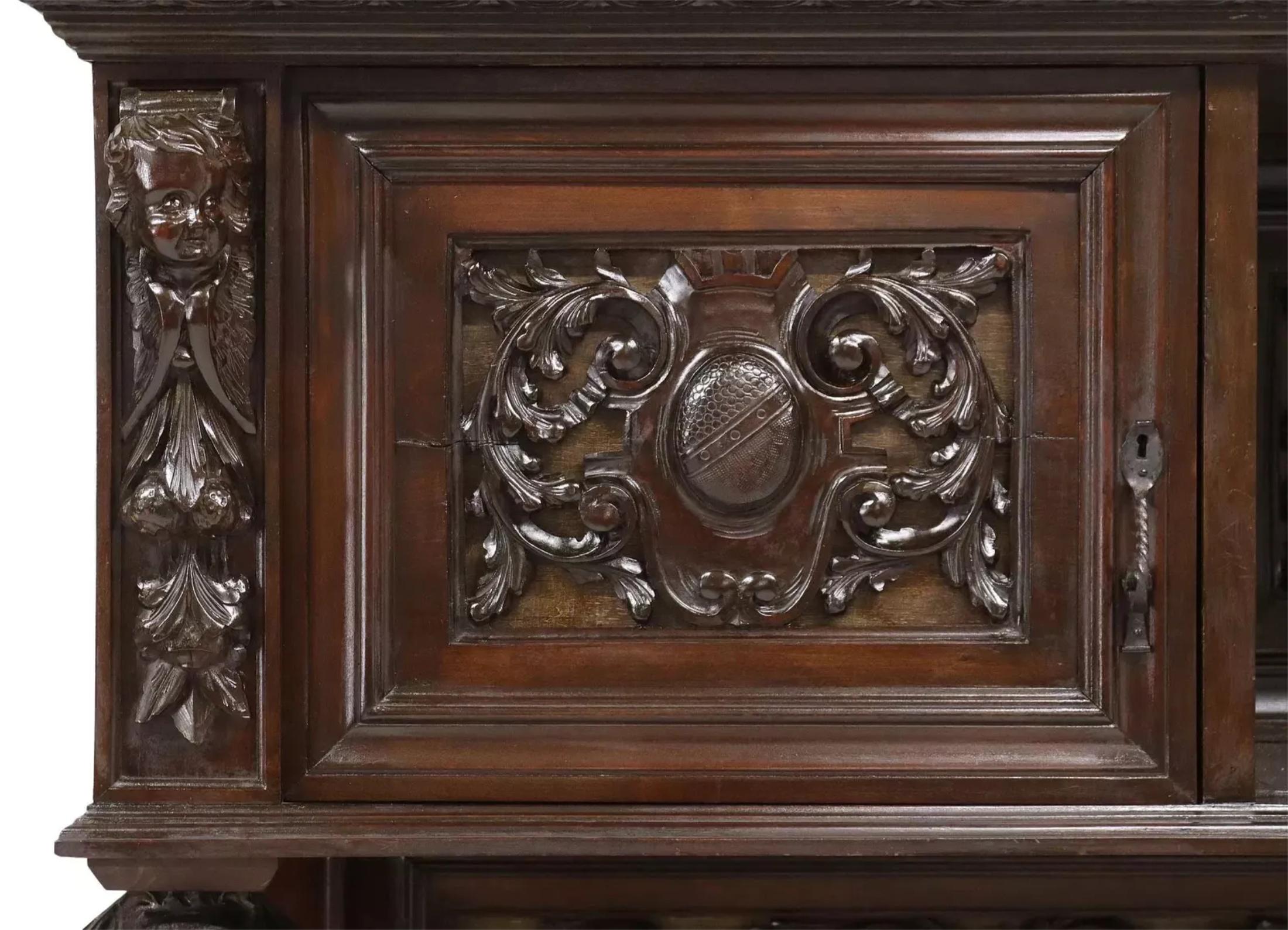 italien Antiquité des années 1800  Lions, Fine, Italian Revive, Sculptée, Walnut. Le buffet ! en vente