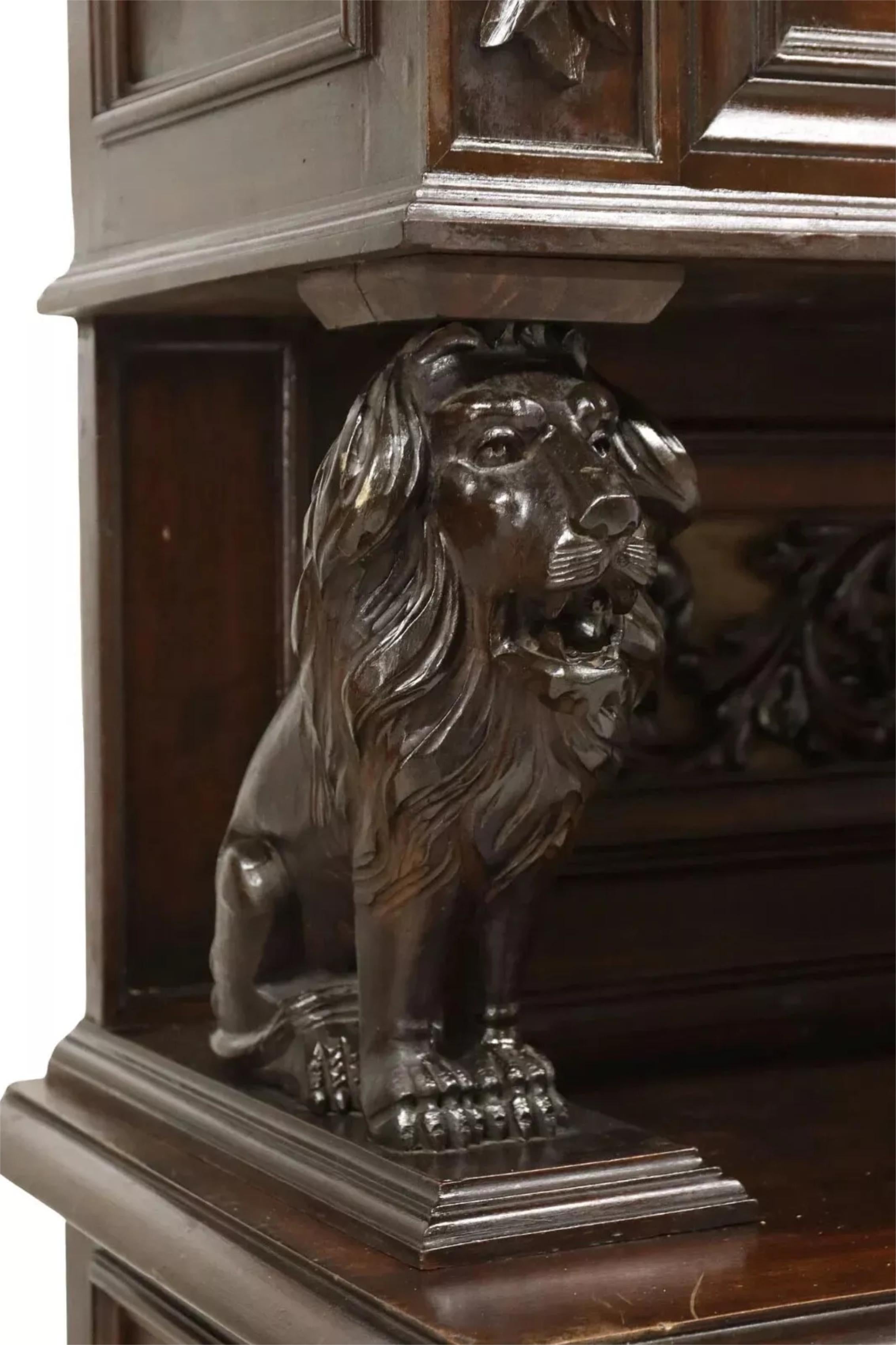 Sculpté à la main Antiquité des années 1800  Lions, Fine, Italian Revive, Sculptée, Walnut. Le buffet ! en vente