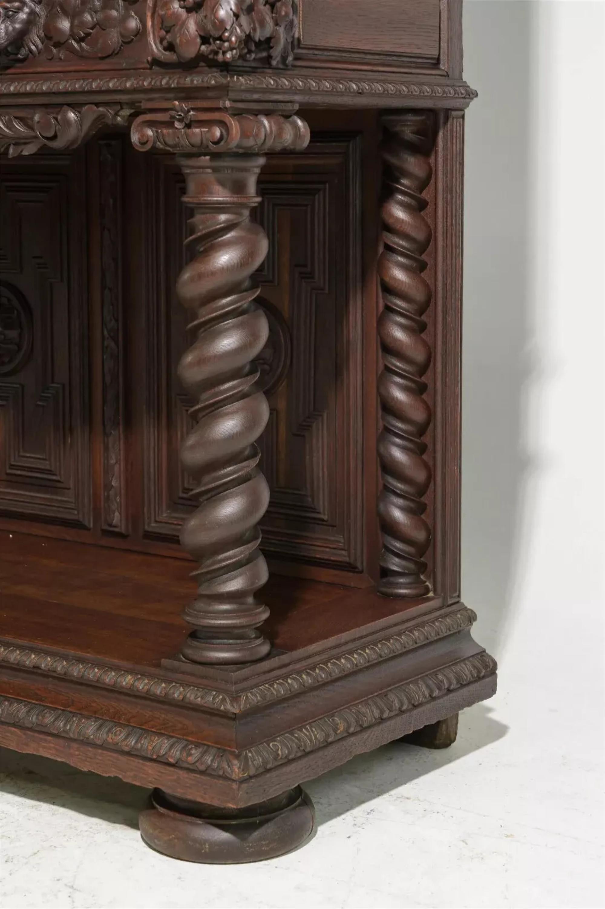 ¡¡¡1800's Antiguo estilo Luis XIII, Madera tallada, Torsión francesa, Armario!!! en Bueno estado para la venta en Austin, TX