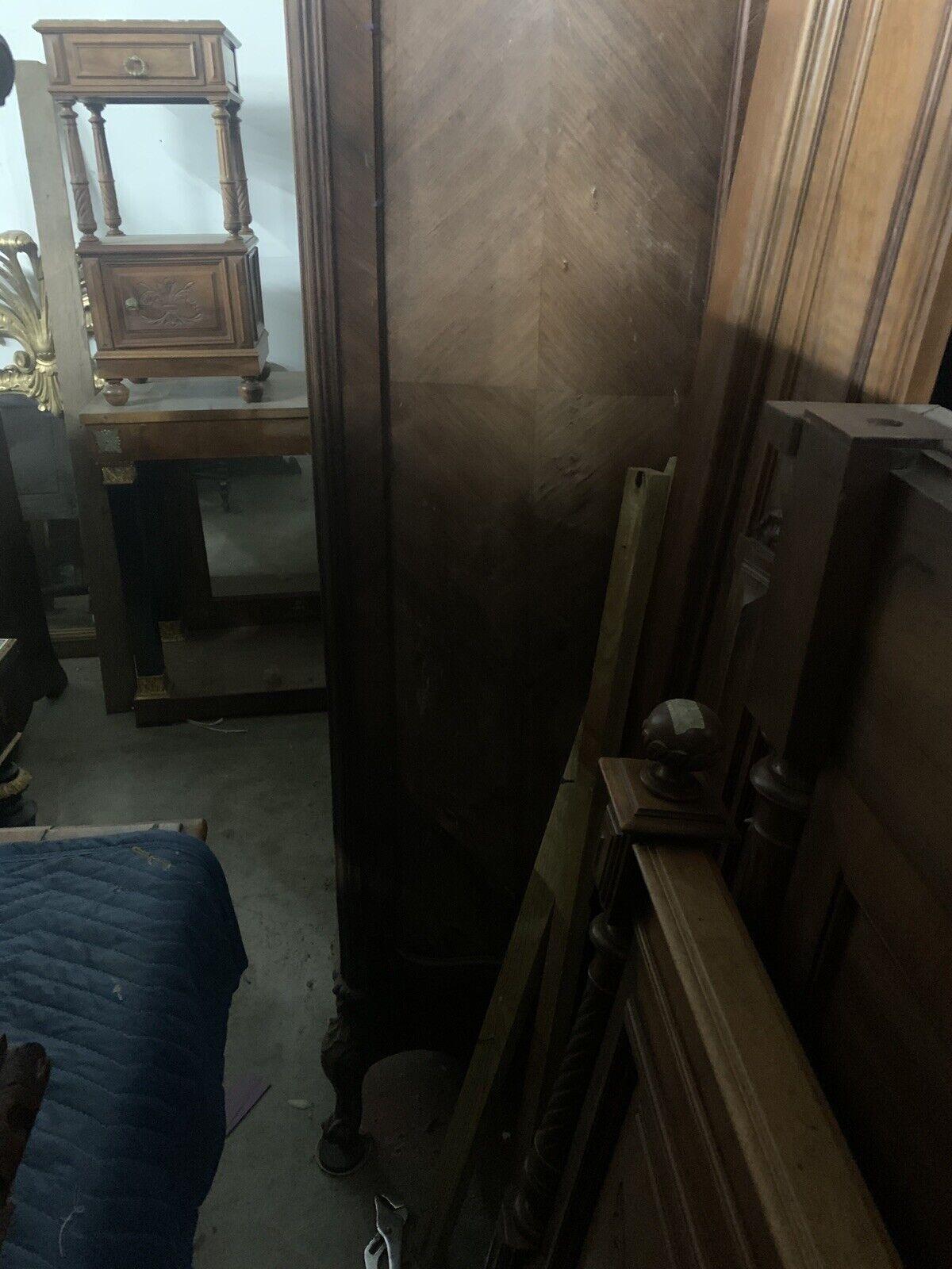 Sculpté Armoire de chambre à coucher ancienne de style Louis XV des années 1800, portes doubles avec miroir