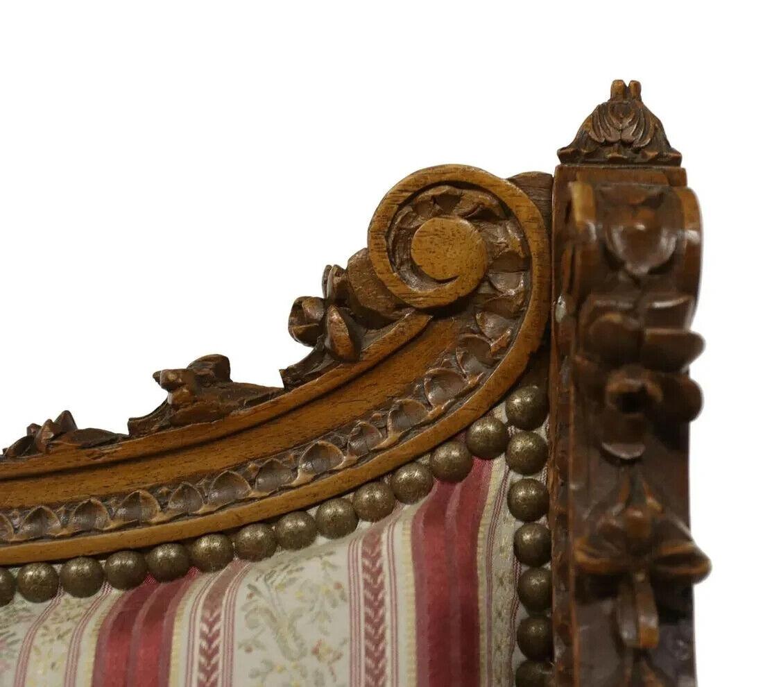 1800er Antiquität  Louis XVI.-Stil, gepolstert, Nussbaum, Bergere und Hocker, 2er-Set! im Zustand „Gut“ im Angebot in Austin, TX