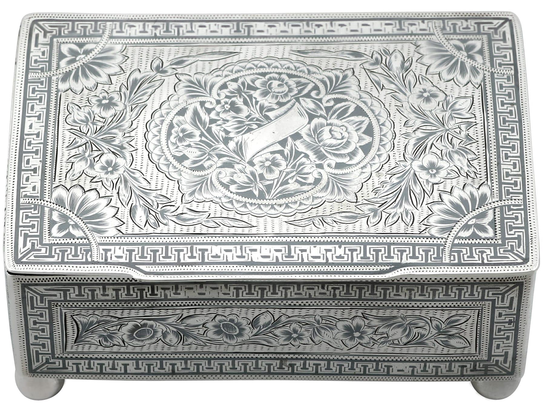 Antike persische Silber- und Niello-Emaille-Dose aus den 1800er Jahren (Persisch) im Angebot