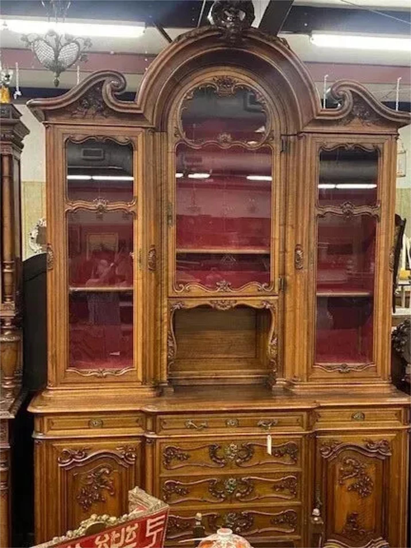 Splendida credenza antica, Schmit, stile Luigi XV in noce, esposizione, smaltata  Porte, XIX secolo, 1800!!!

Questa credenza antica è un mobile straordinario che aggiungerà un tocco di eleganza tradizionale a qualsiasi corridoio o sala da pranzo.