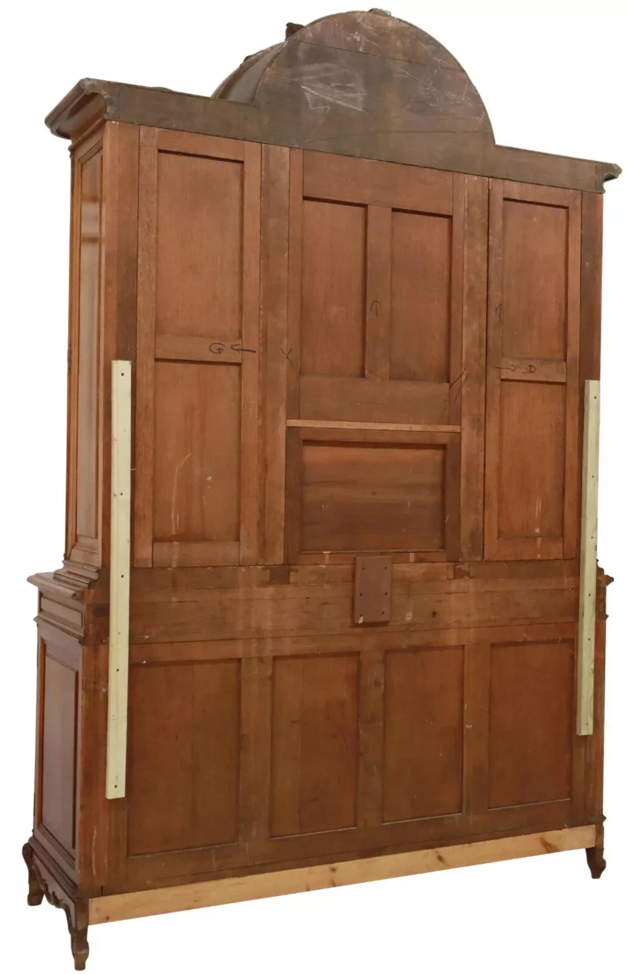 Antico Schmit del 1800, noce, espositore, ante smaltate,  Stile Luigi XV  Credenza In condizioni buone in vendita a Austin, TX
