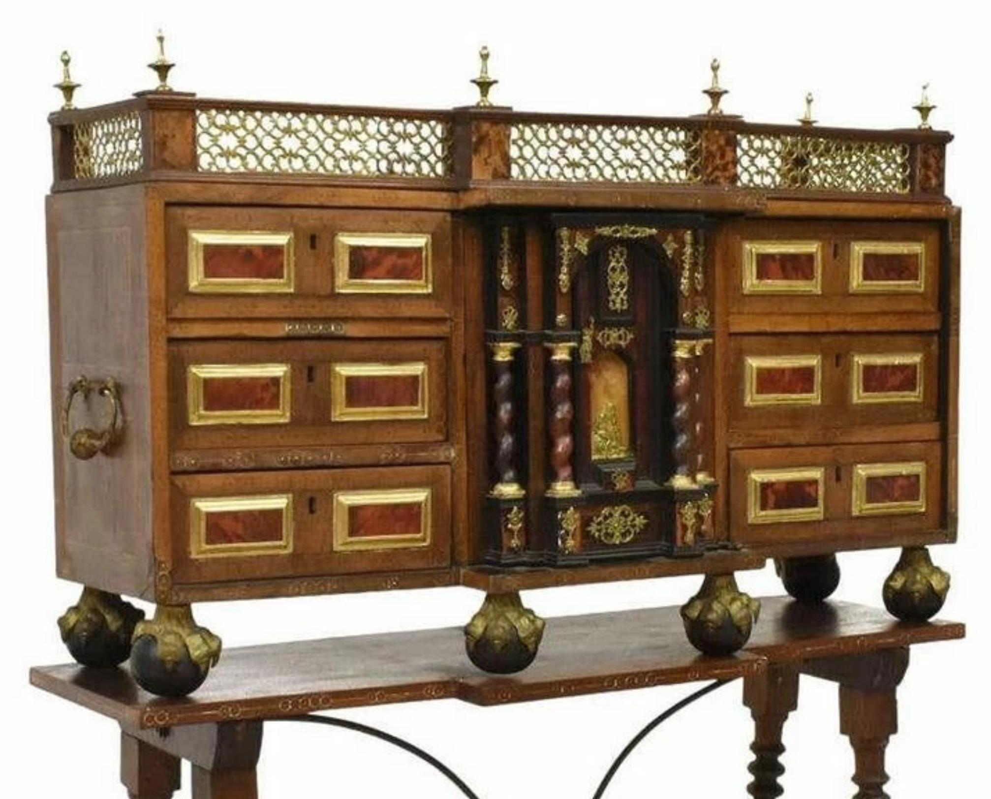 1800's Antique Spanish Traveling Desk and Console Table, mit Grill, Vargueno!! (Spanisch) im Angebot