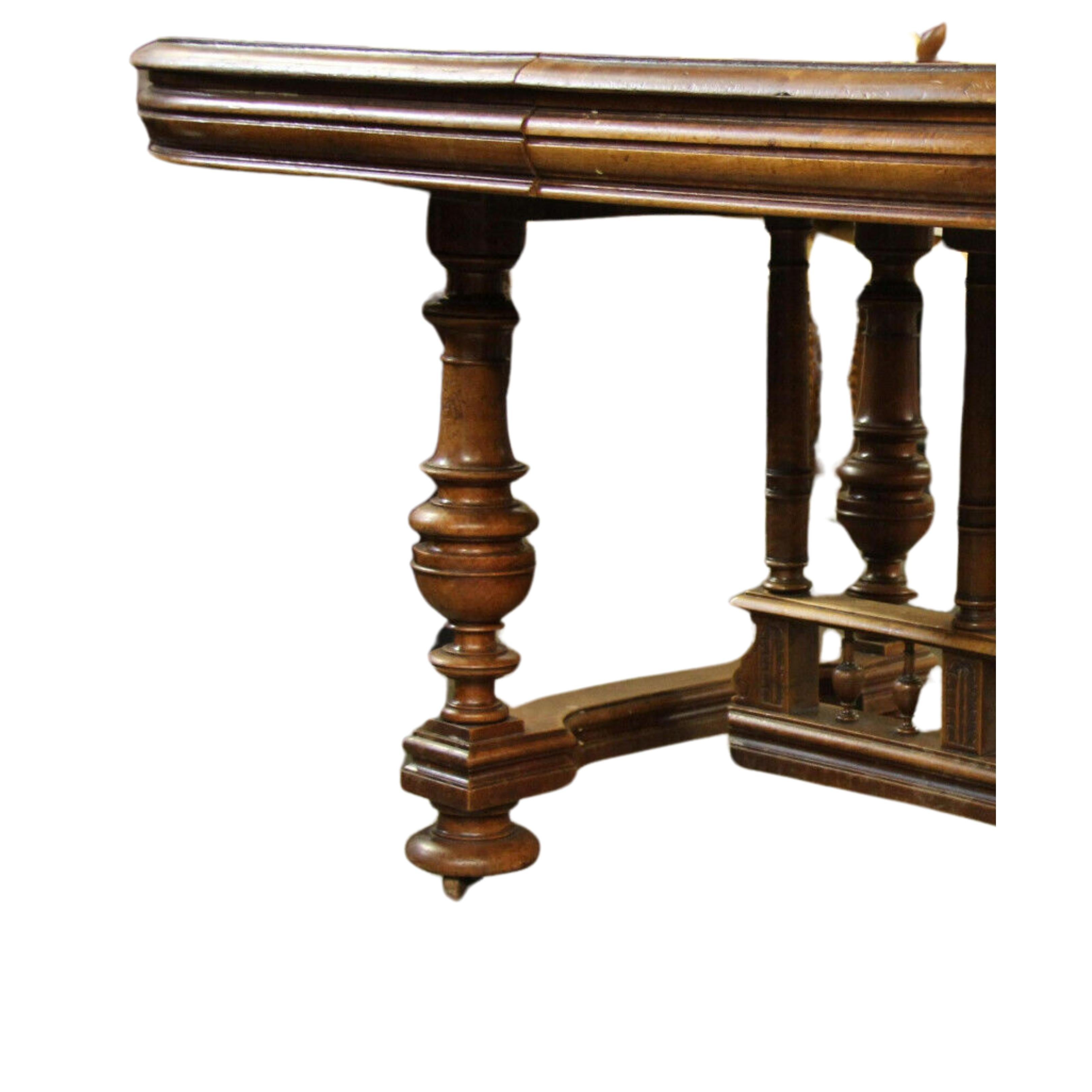 Autre Antiquité des années 1800  Table de salle à manger carrée, française, dans les tons de Wood Wood ! en vente