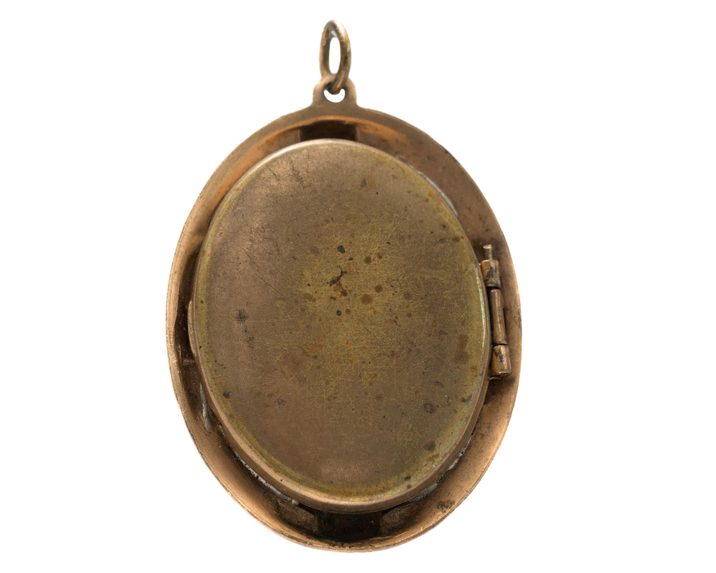 1800s Antique Victorian 10 Karat Yellow Gold Locket  In Good Condition In Atlanta, GA