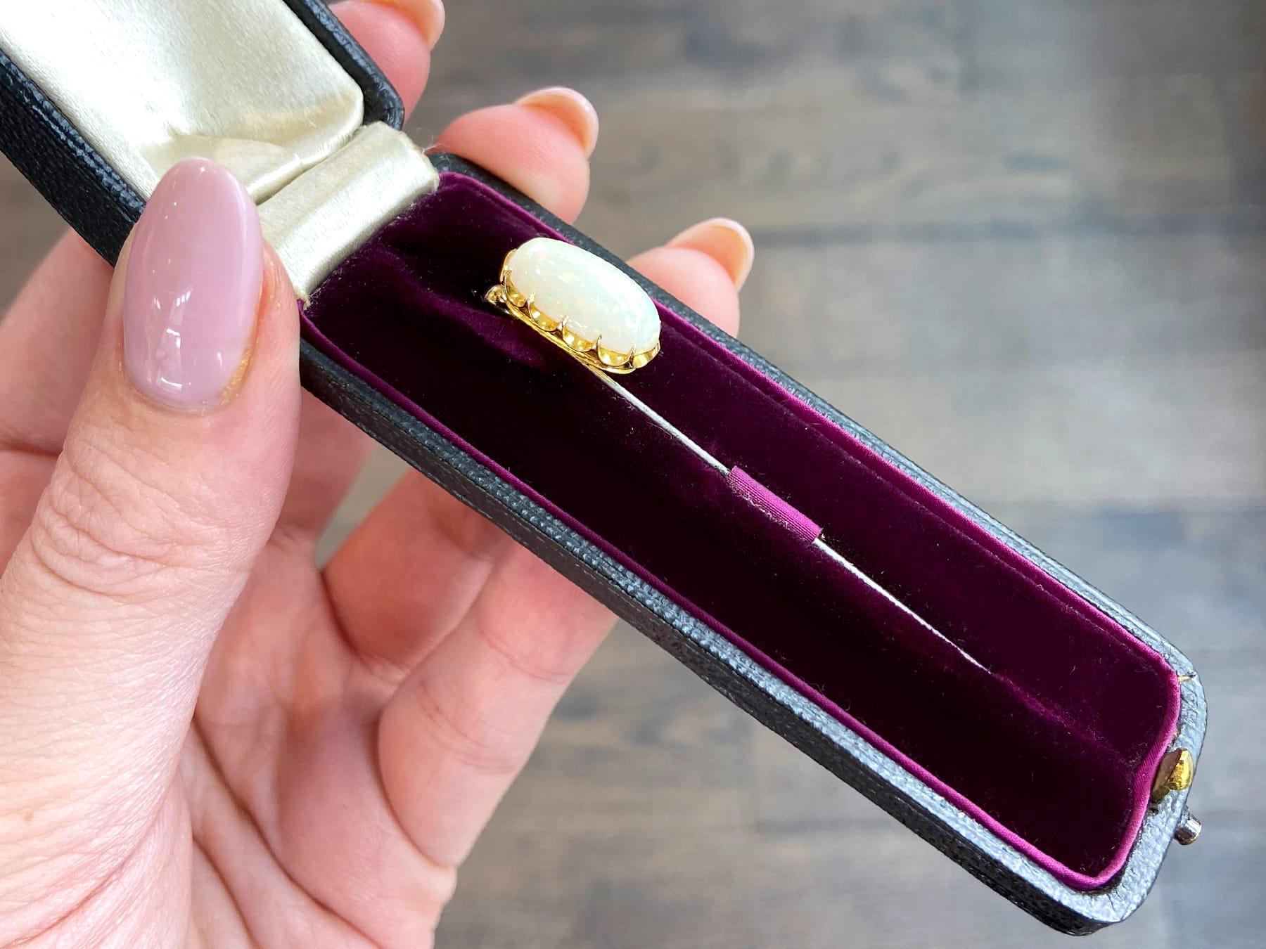 Cabochon Spilla antica vittoriana del 1800 con opale da 3,13 carati e oro giallo da 12 carati in vendita