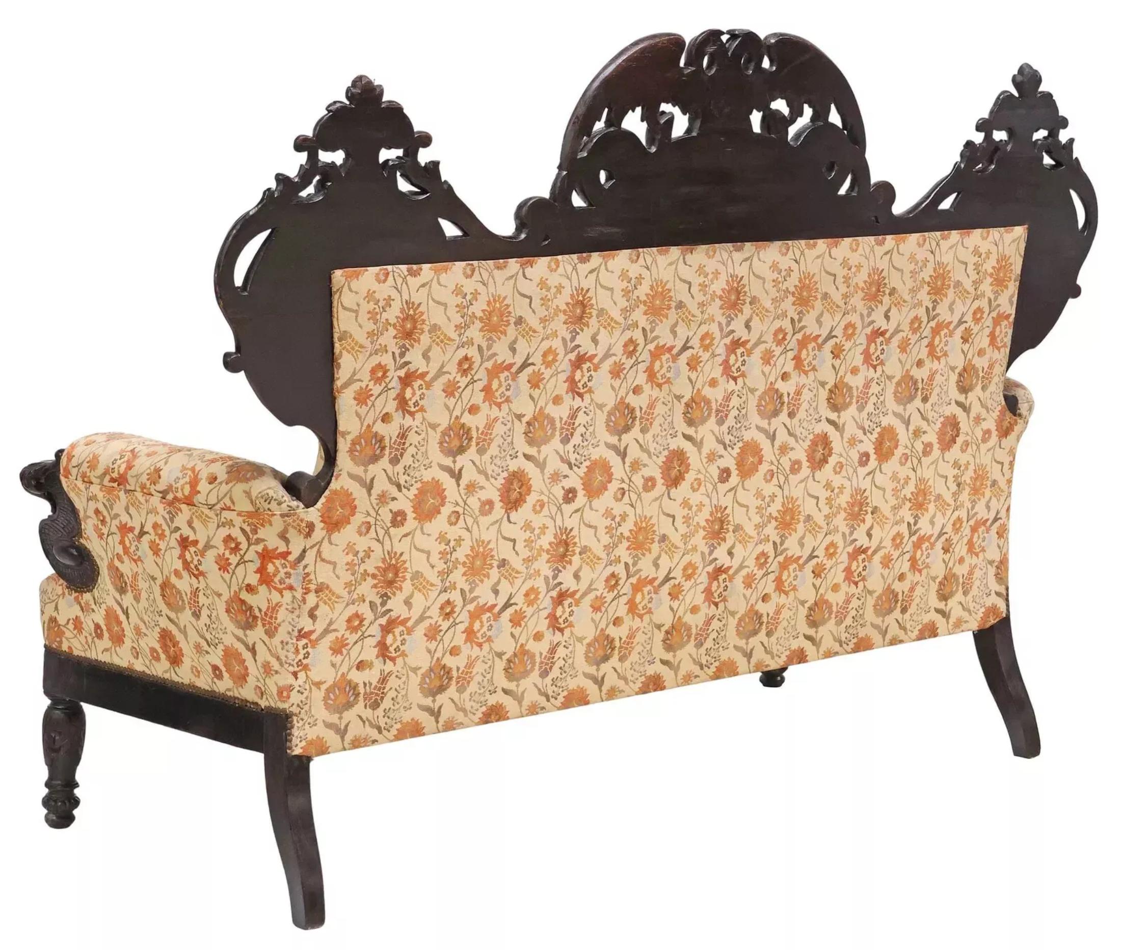 Européen Canapé de salon victorien ancien des années 1800, sculpté de façon ornementale, à fleurs, tapissé en vente