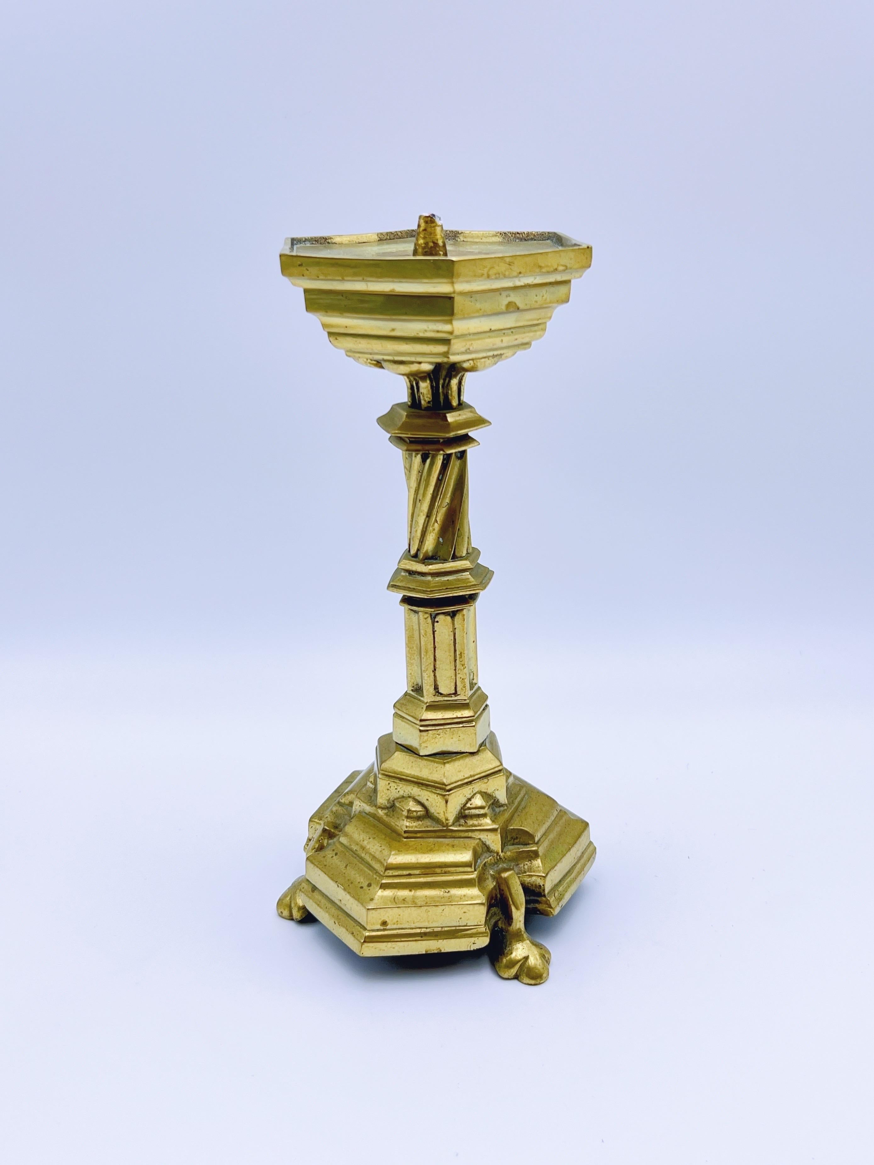 Este impresionante candelabro de latón y bronce presenta una pátina rústica y muestra la artesanía de los estilos gótico y barroco europeos del siglo XIX. 

Su diseño atemporal lo convierte en un centro de mesa ideal, que añade un toque de encanto