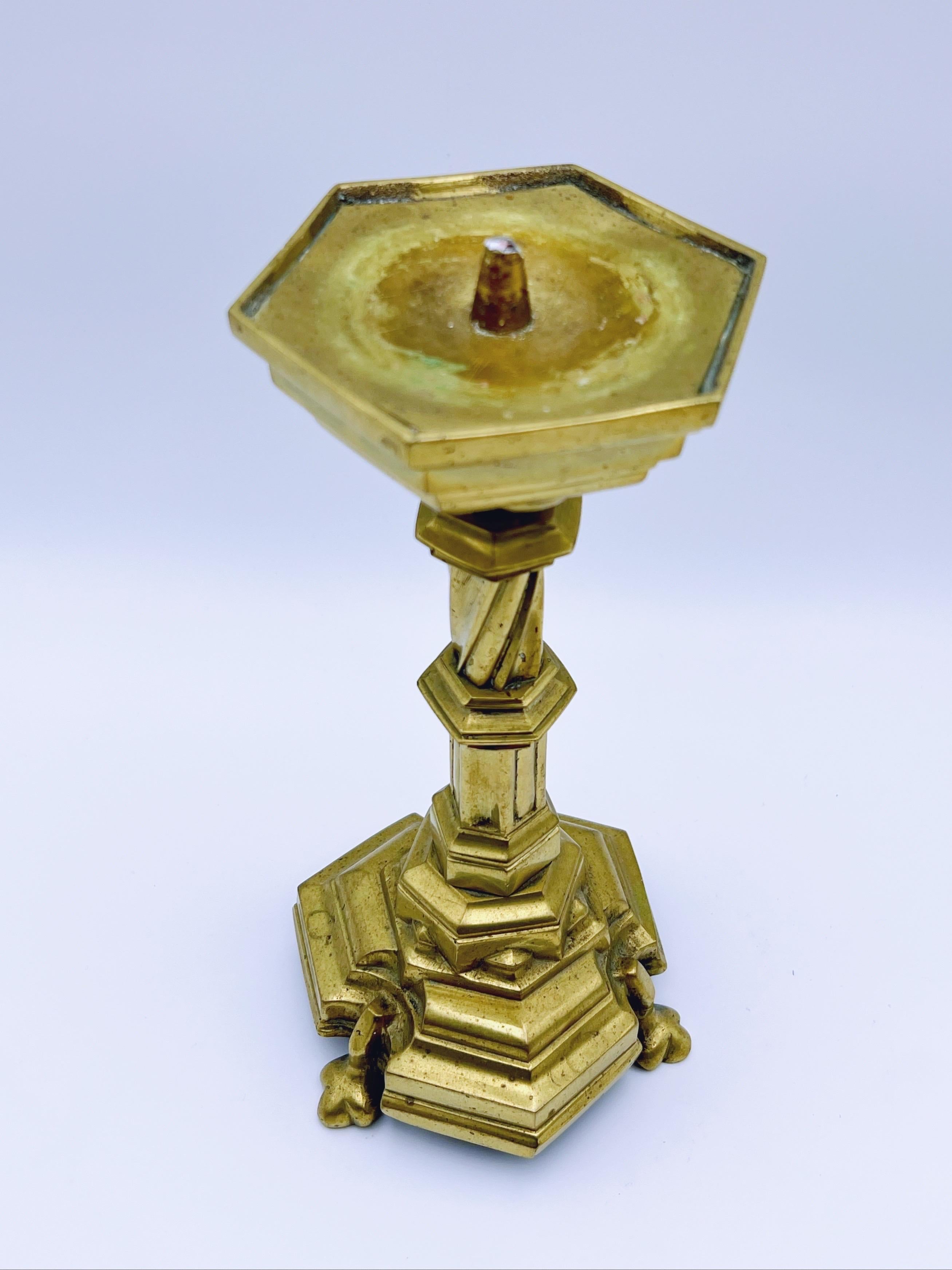 Candelabro de iglesia de latón de estilo barroco / gótico de 1800 Gótico en venta