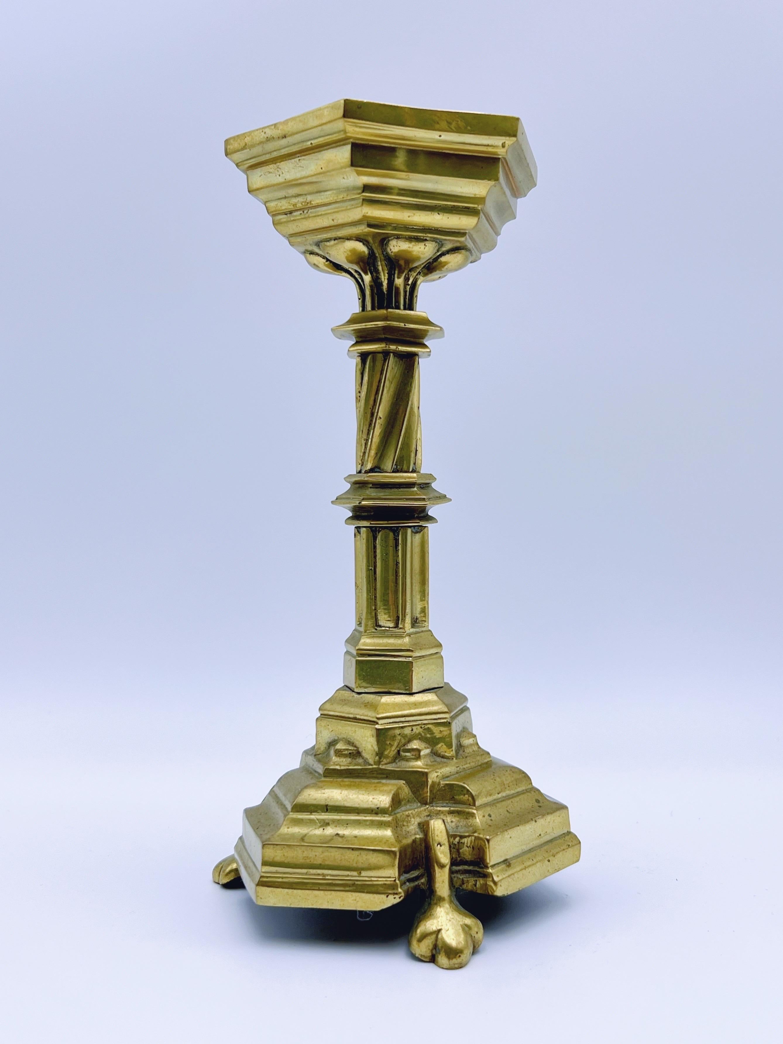 Candelabro de iglesia de latón de estilo barroco / gótico de 1800 Europeo en venta
