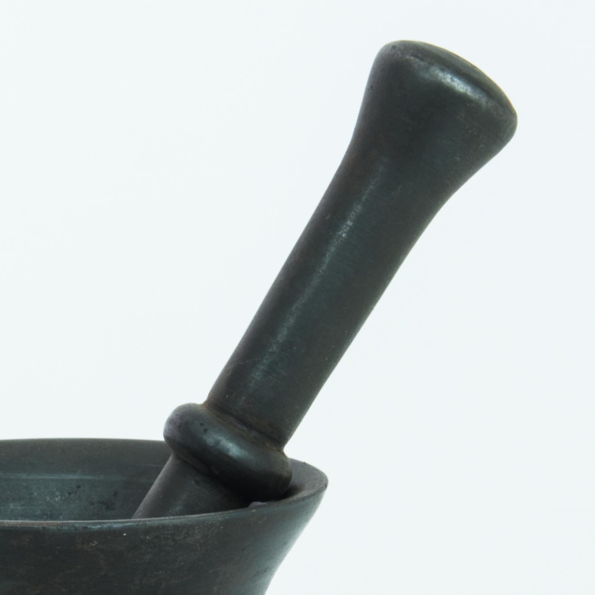 1800s Belgian Cast Iron Mortar and Pestle In Good Condition In High Point, NC