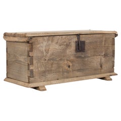 Belgische Holztruhe aus dem Jahr 1800