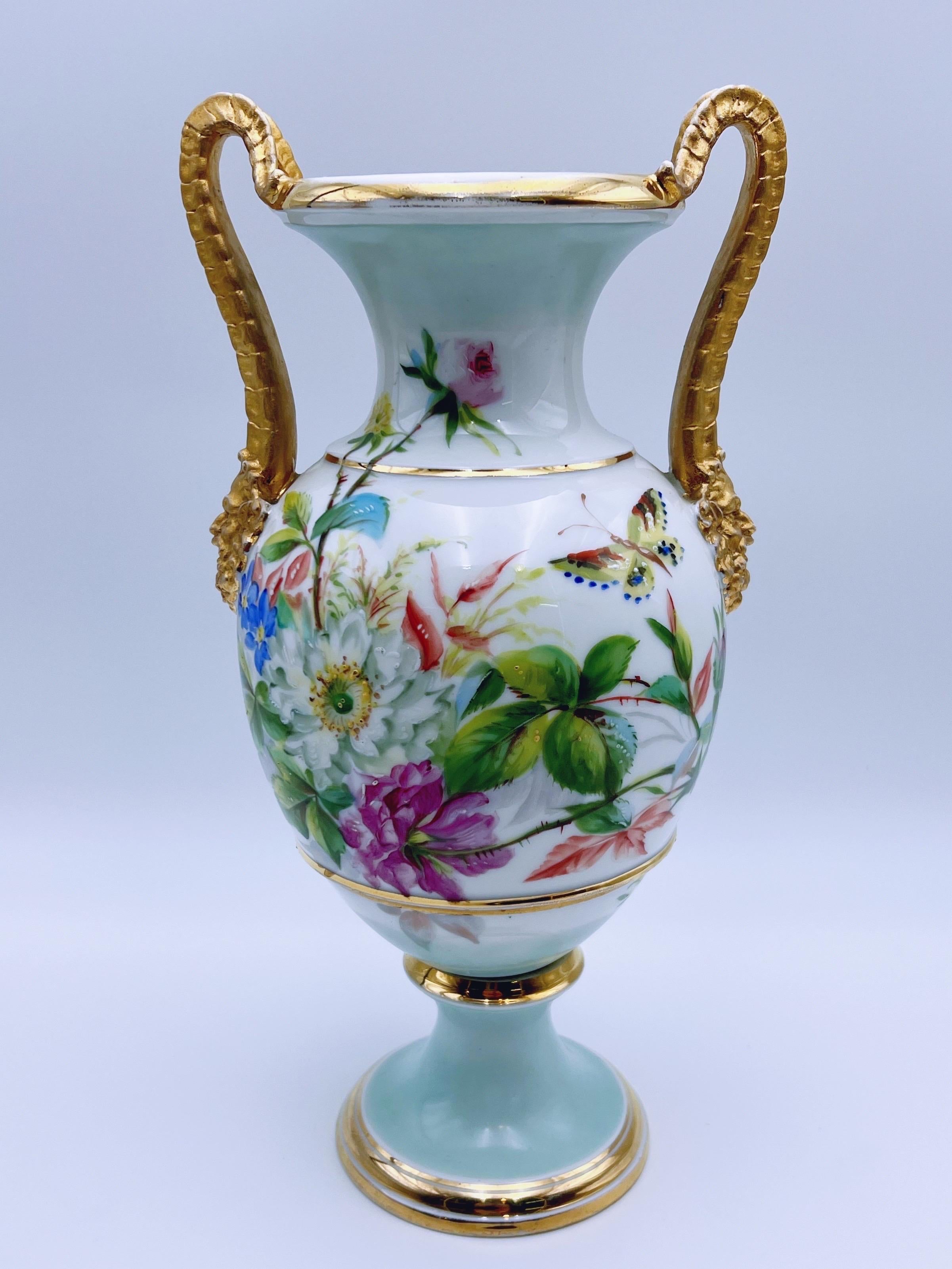 Importante vaso a due manici in porcellana dorata a forma di urna con scena floreale e farfalla finemente dipinta

Uno splendido pezzo di qualità museale con un motivo floreale e di farfalle dipinto a mano su un lato e un bellissimo fiore colorato
