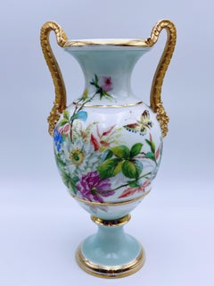 Urne B&G des années 1800 à deux poignées en porcelaine dorée, motif floral finement peint à la main