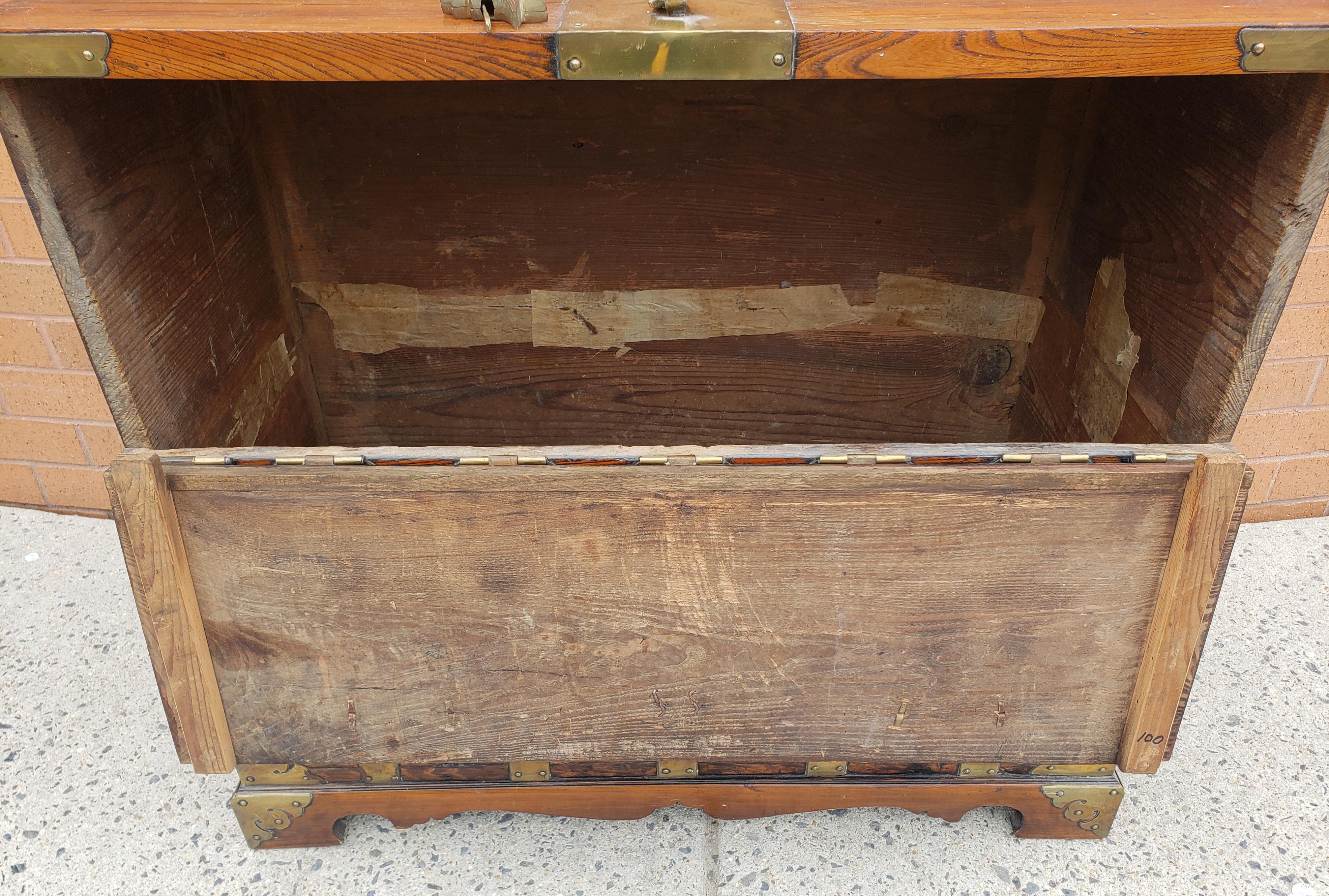1800s Chinese Brass Mounted Elmwood Tonsu Chest à Abattant with Lock For Sale 4