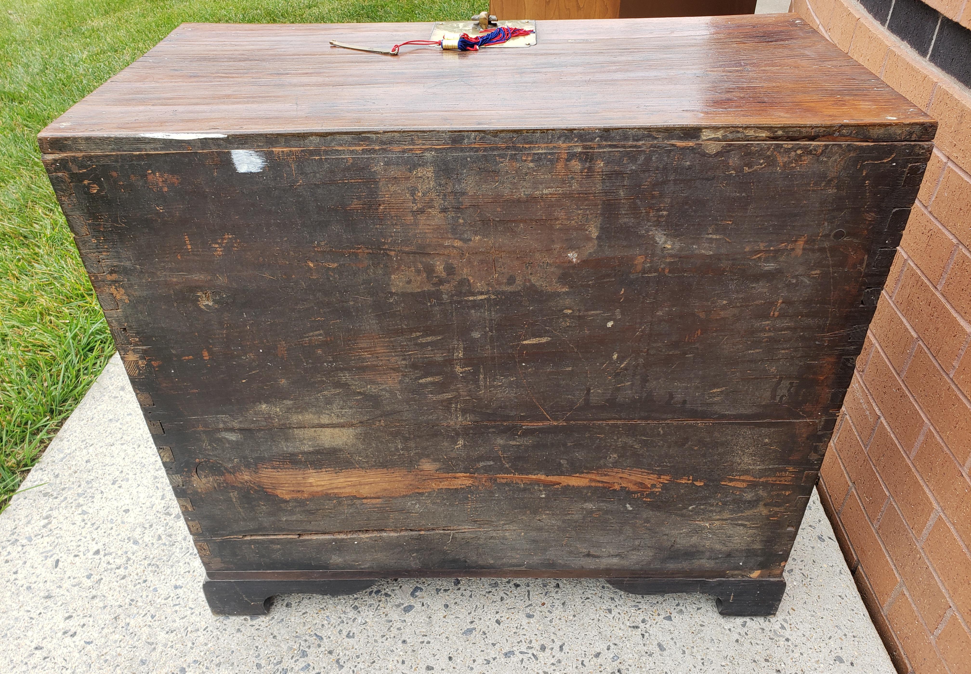 1800s Chinese Brass Mounted Elmwood Tonsu Chest à Abattant with Lock For Sale 5