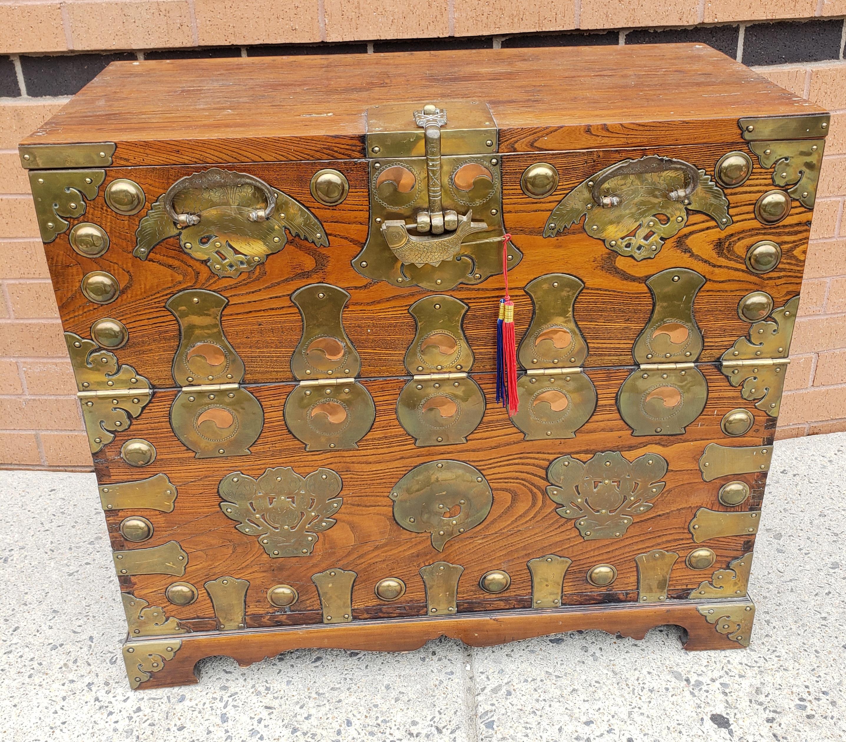 A gorgeous 1800s Chinese Brass Mounted Elmwood Tonsu Chest à Abattant door with Lock. Beautifull and solid covetail contruction corners. Patinated back and inside. Chest apperas to have been refinished down the road. Measures 34.5