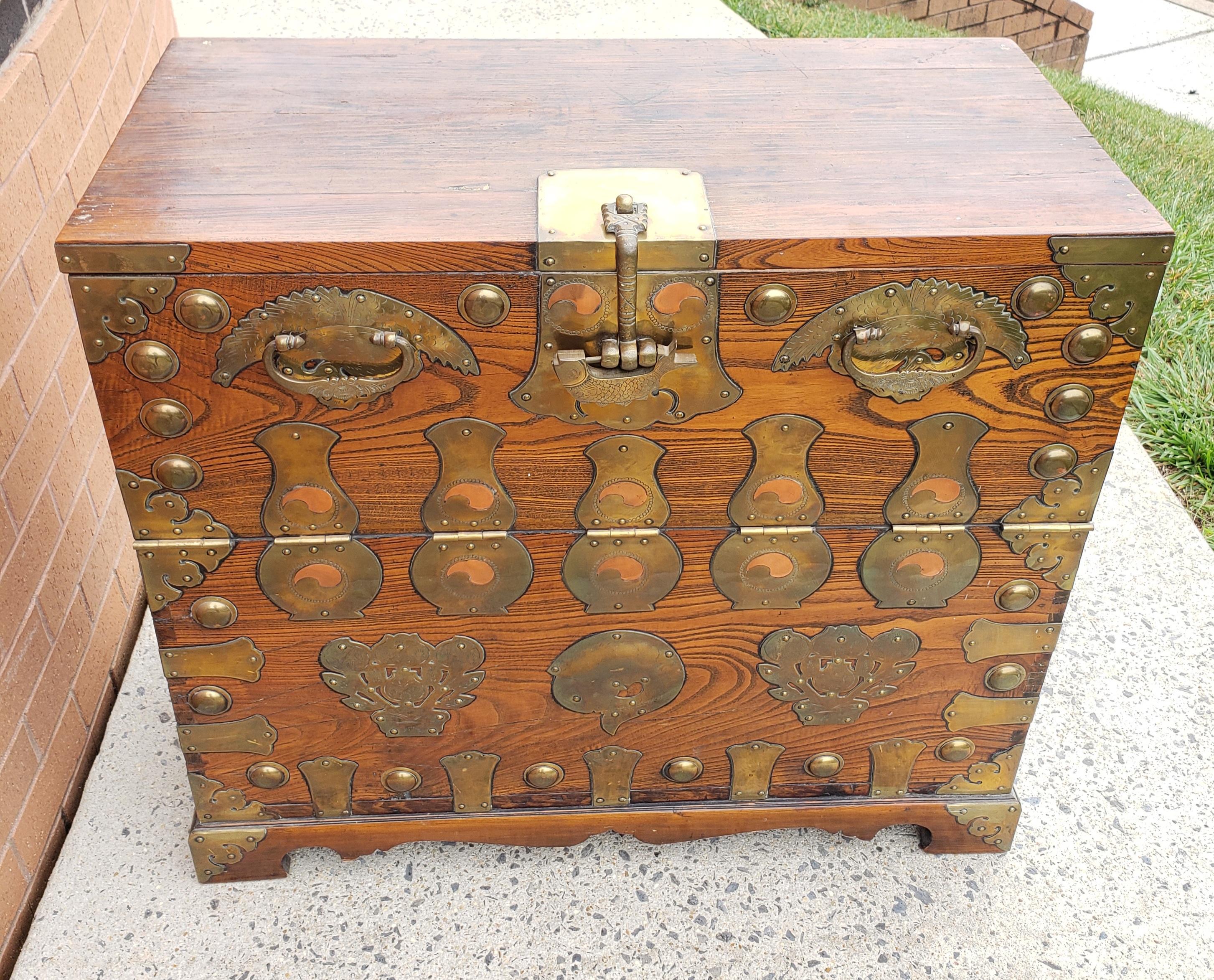 Tang 1800s Chinese Brass Mounted Elmwood Tonsu Chest à Abattant with Lock For Sale