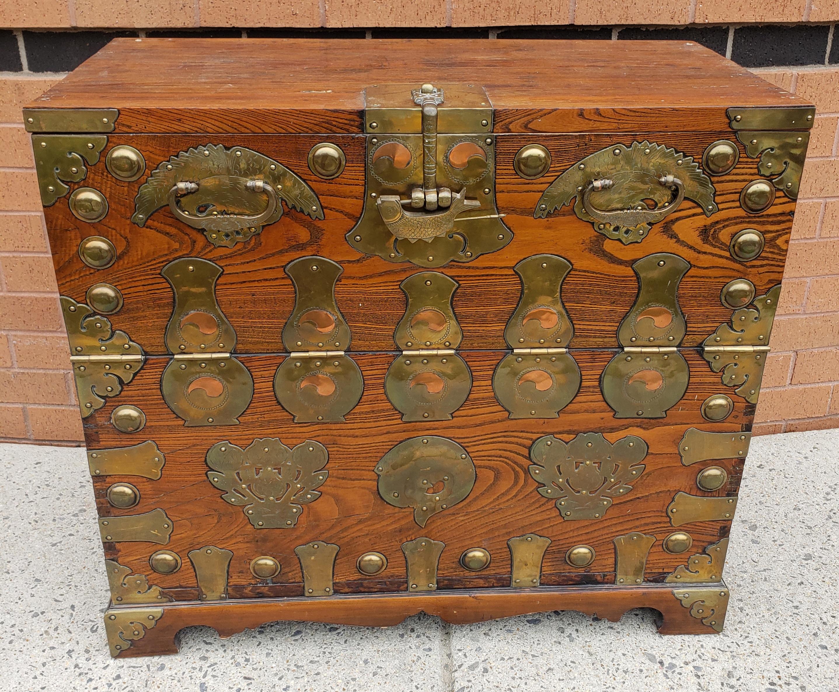 Woodwork 1800s Chinese Brass Mounted Elmwood Tonsu Chest à Abattant with Lock For Sale