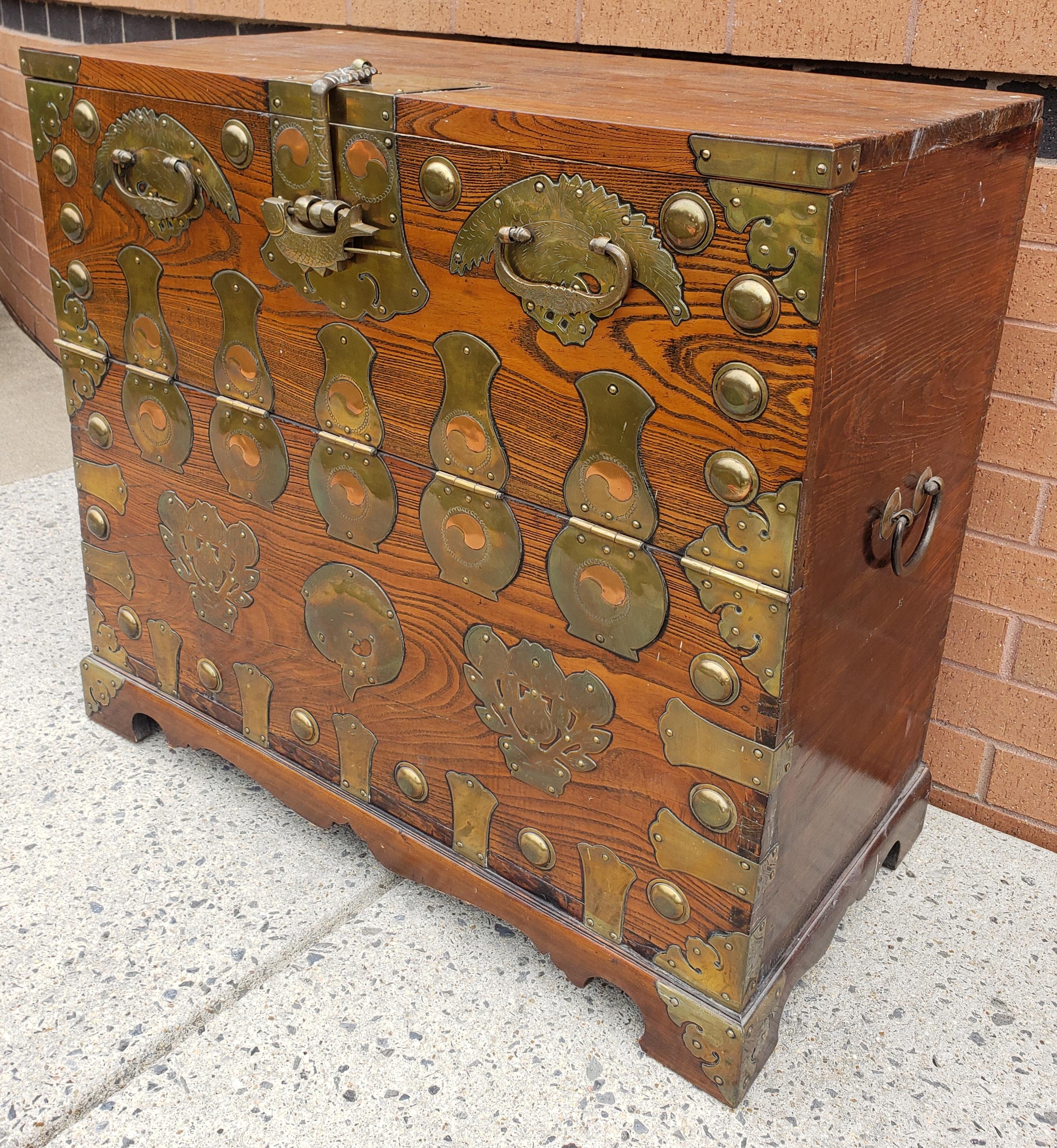 1800s Chinese Brass Mounted Elmwood Tonsu Chest à Abattant with Lock In Good Condition For Sale In Germantown, MD