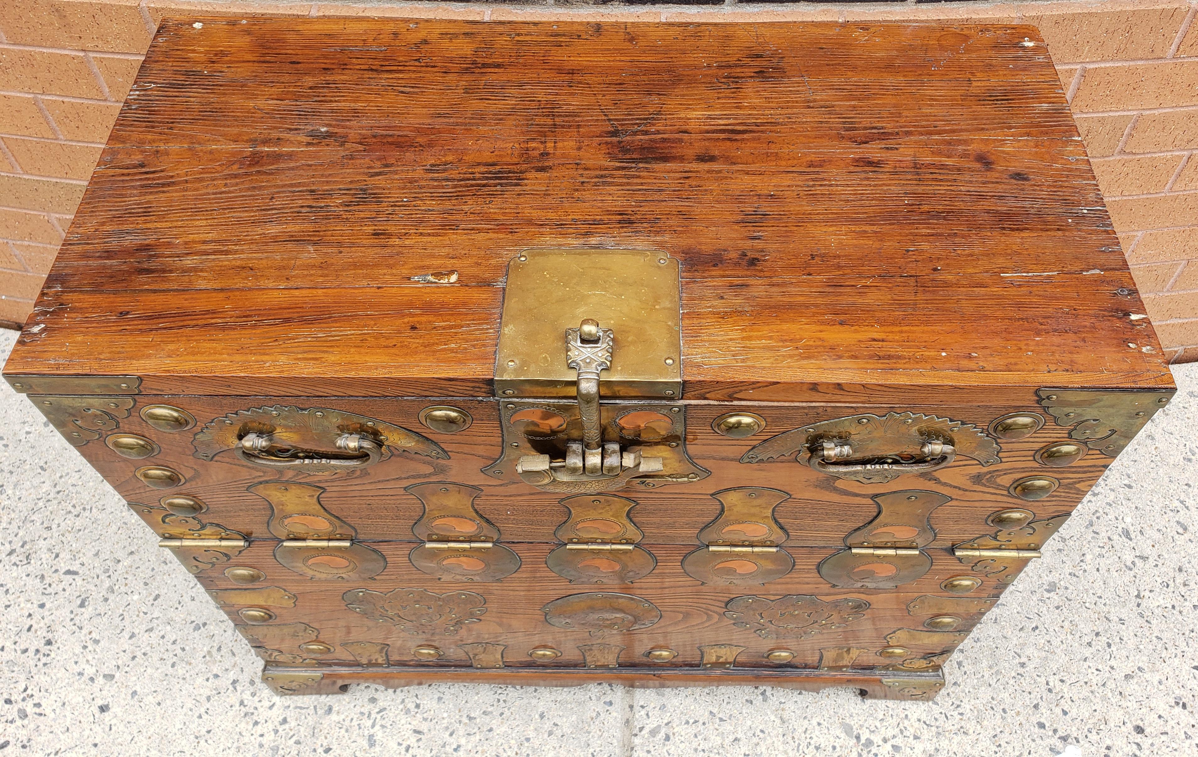 19th Century 1800s Chinese Brass Mounted Elmwood Tonsu Chest à Abattant with Lock For Sale